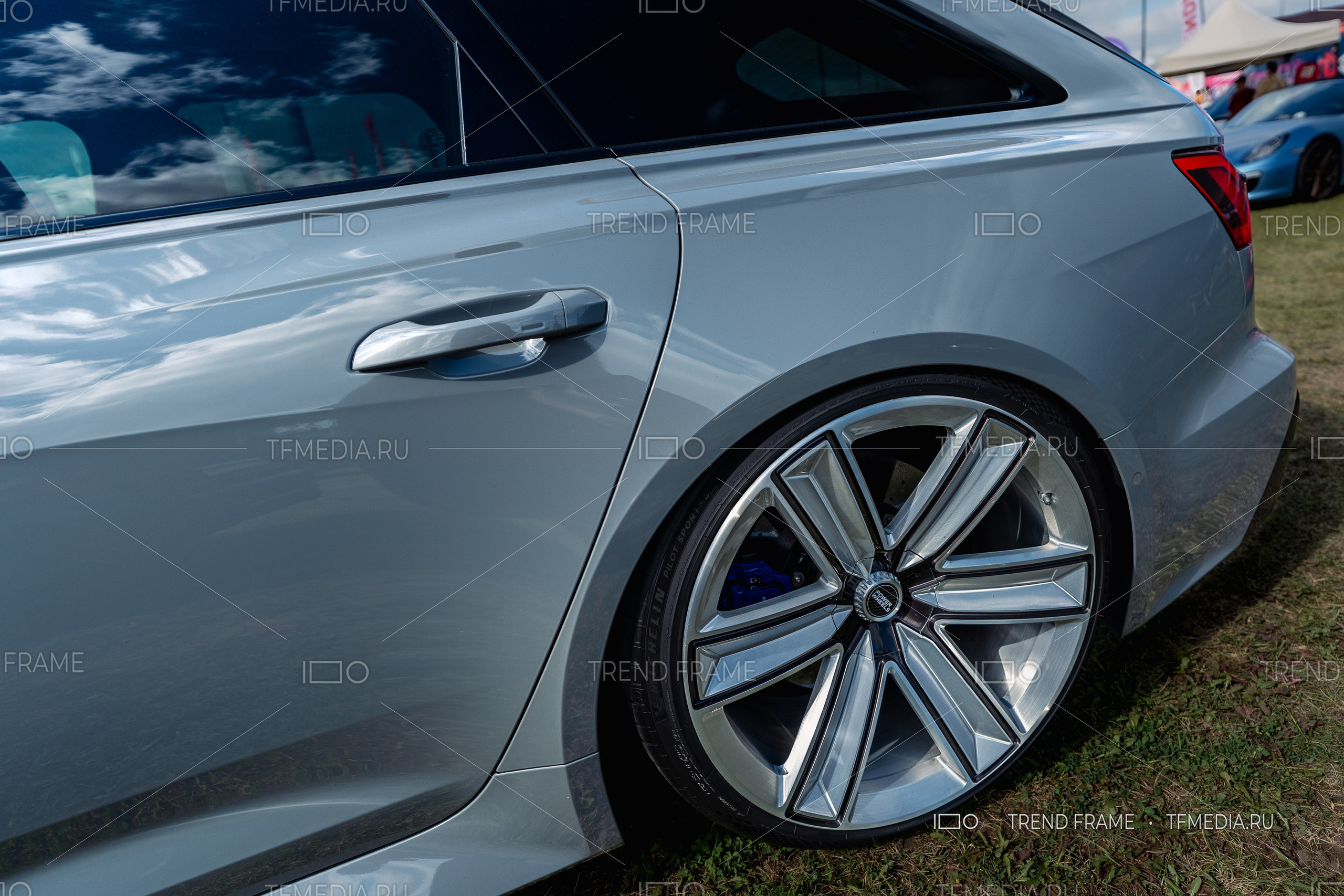 PowerWheels — кованые диски для Audi, серебристый кузов, хромированные спицы и синий суппорт, задний боковой ракурс, Москва