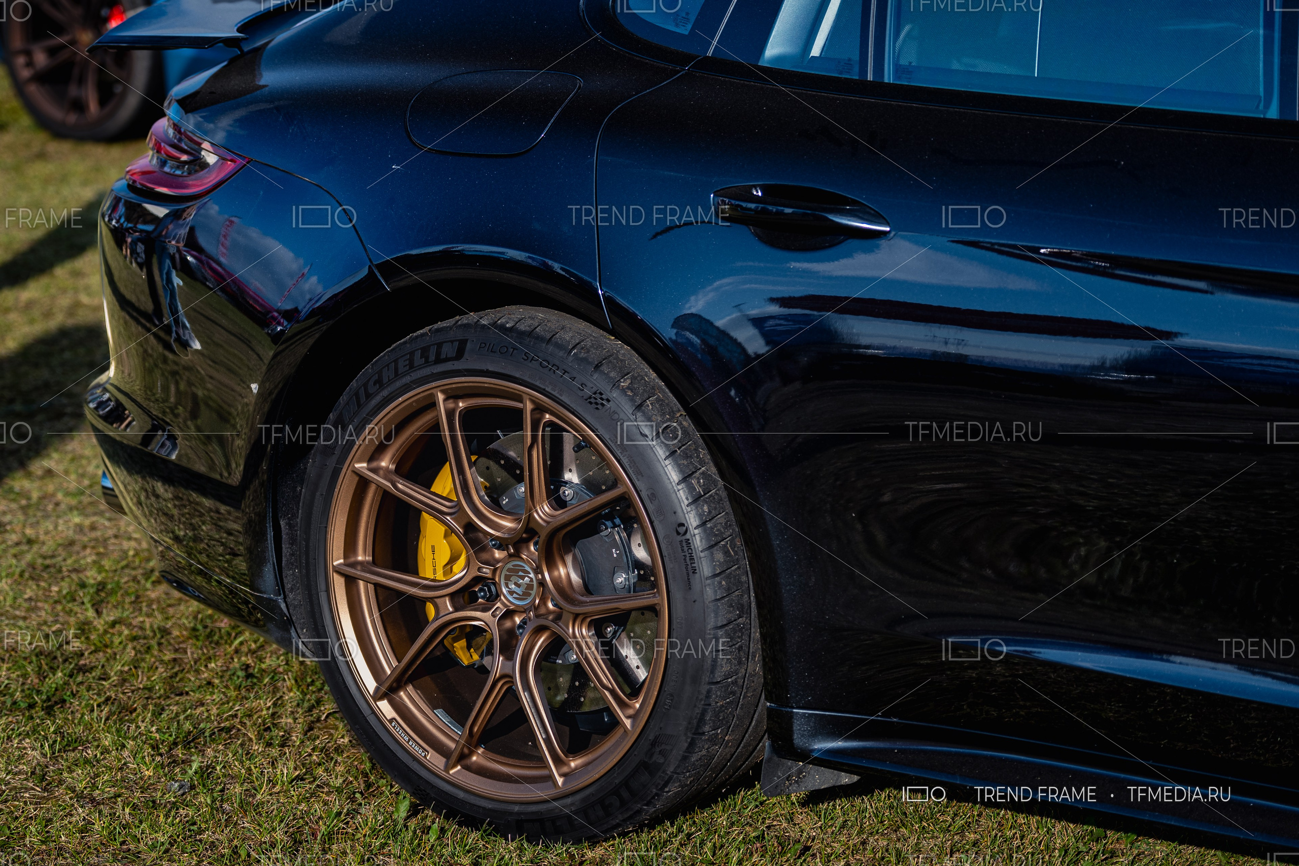 PowerWheels — кованые диски для Porsche, бронзовое покрытие, жёлтый суппорт, задний боковой ракурс, Москва