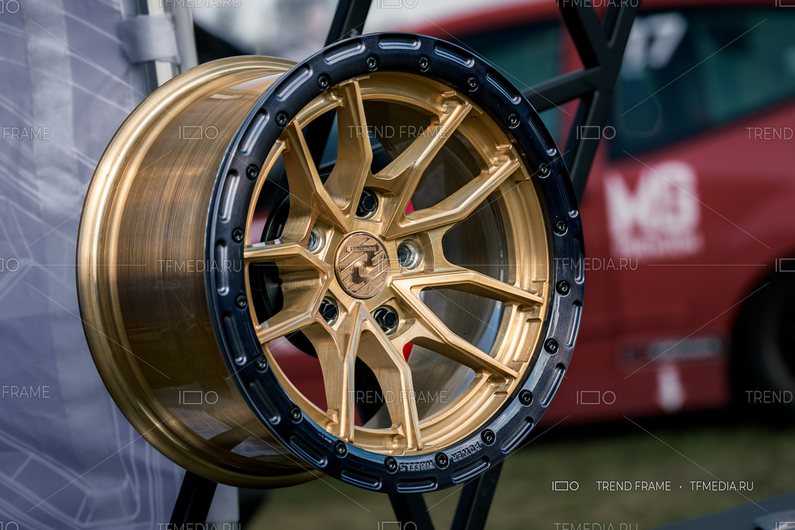 PowerWheels — кованый диск с золотистыми спицами и чёрным ободом, декоративные болты, выставка, Москва