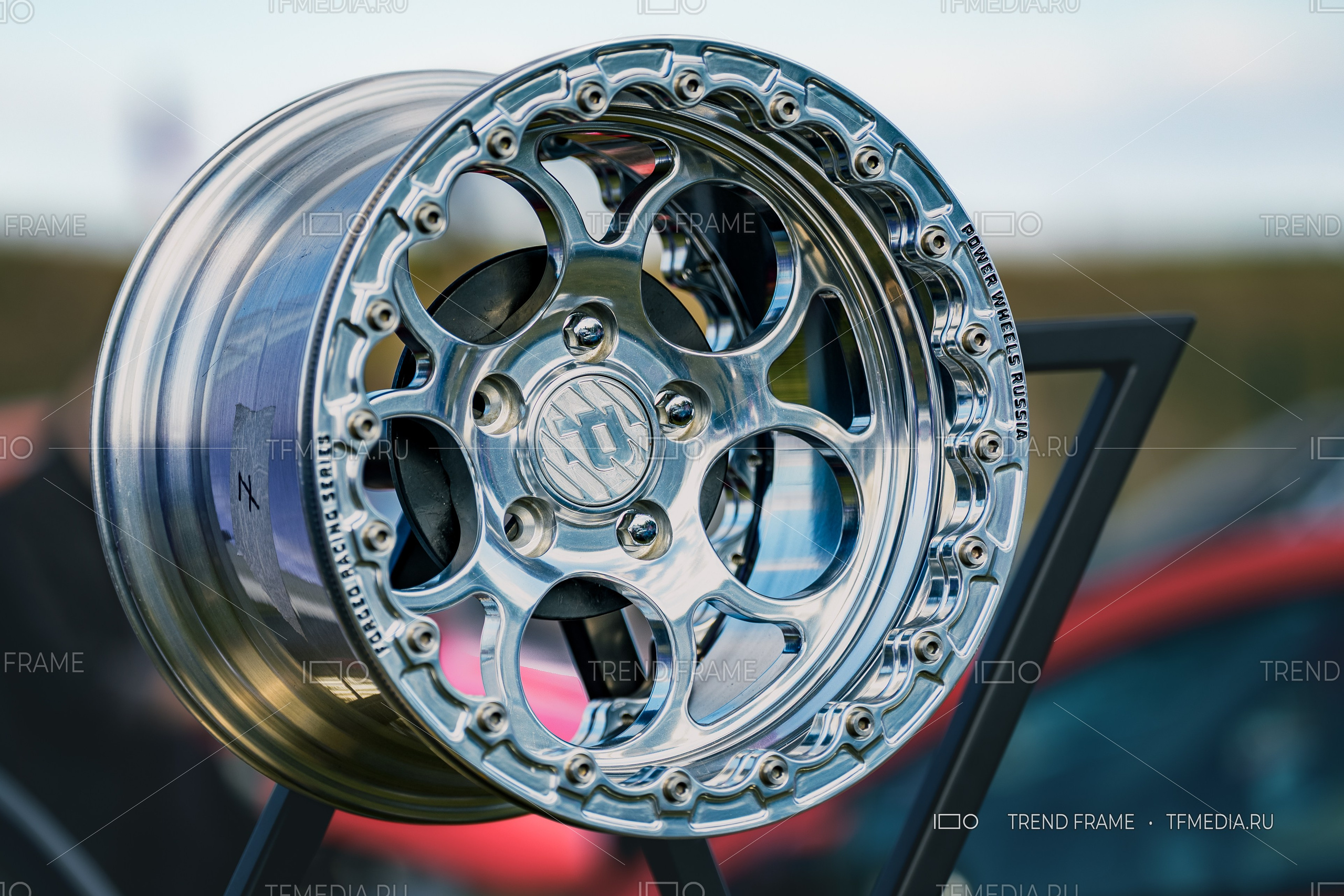 PowerWheels — кованый диск с зеркальной полировкой и заклёпками, выставка, предметная съёмка, Москва