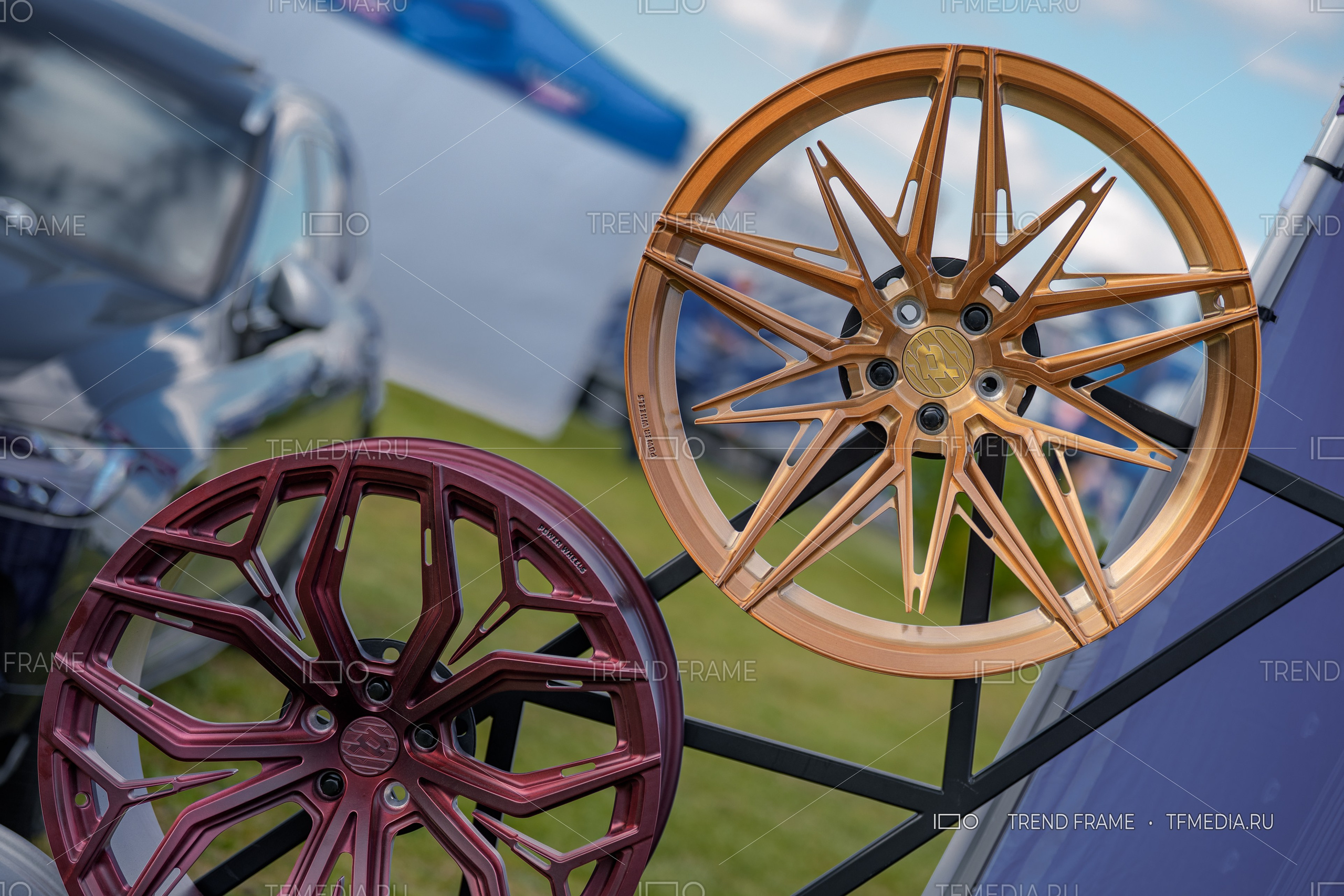 PowerWheels — два кованых диска, золотистый и бордовый, разные дизайны спиц, выставка, Москва