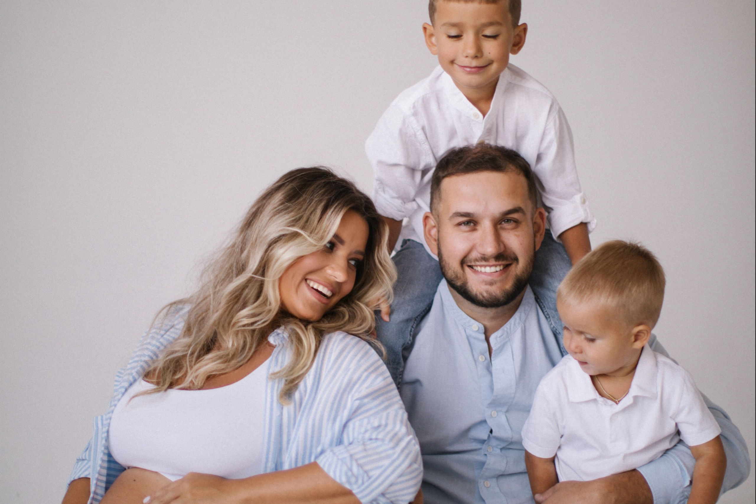 Катя со своими мужчинами🤍