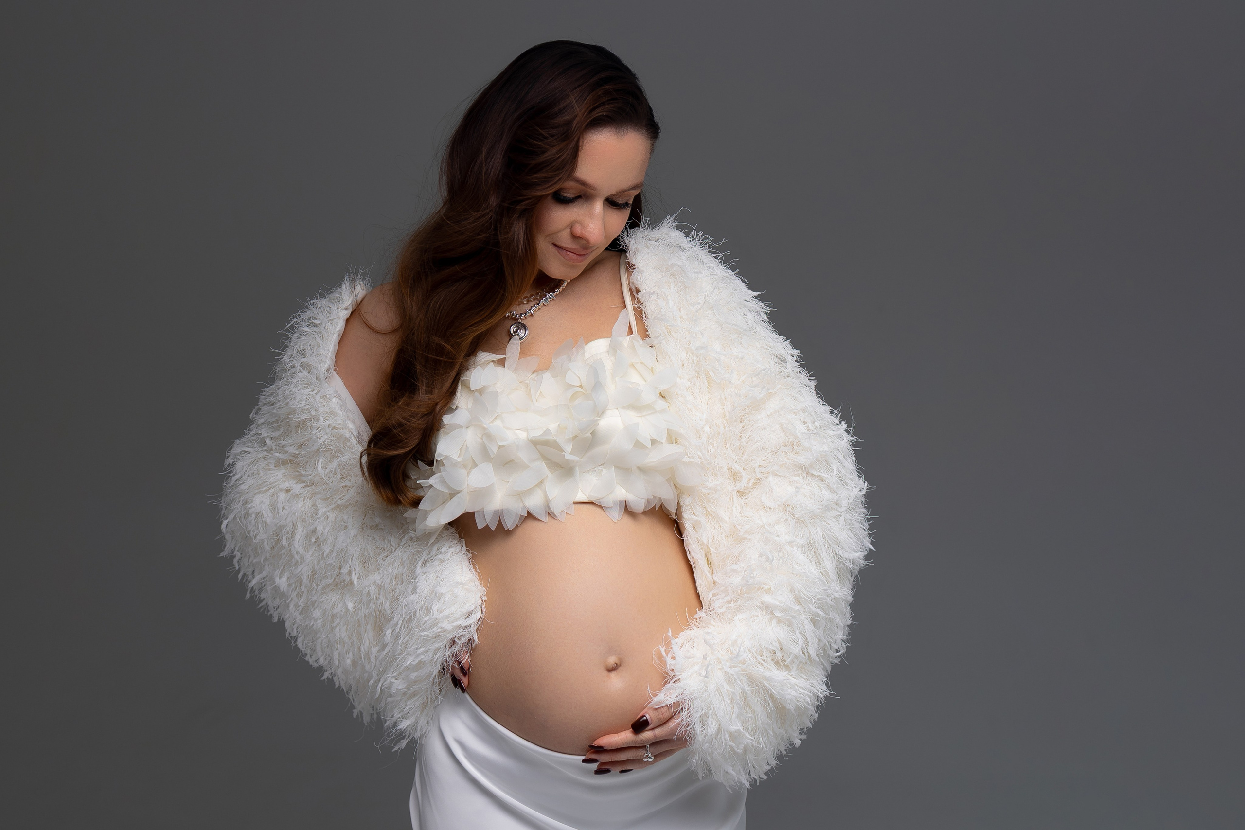 Вероника, классическая портретная фотосессия беременности в студии