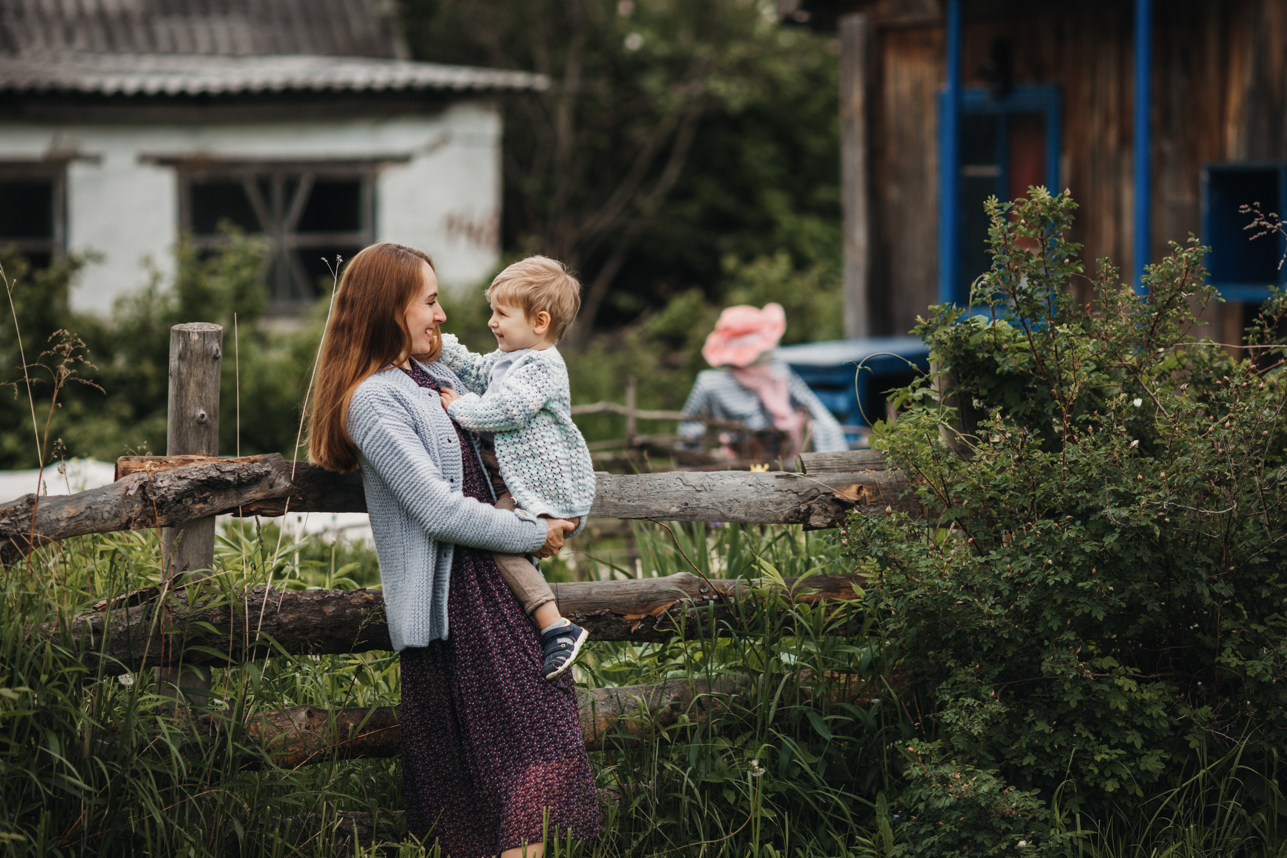 Юлия, Соня, Миша, деревенская прогулка