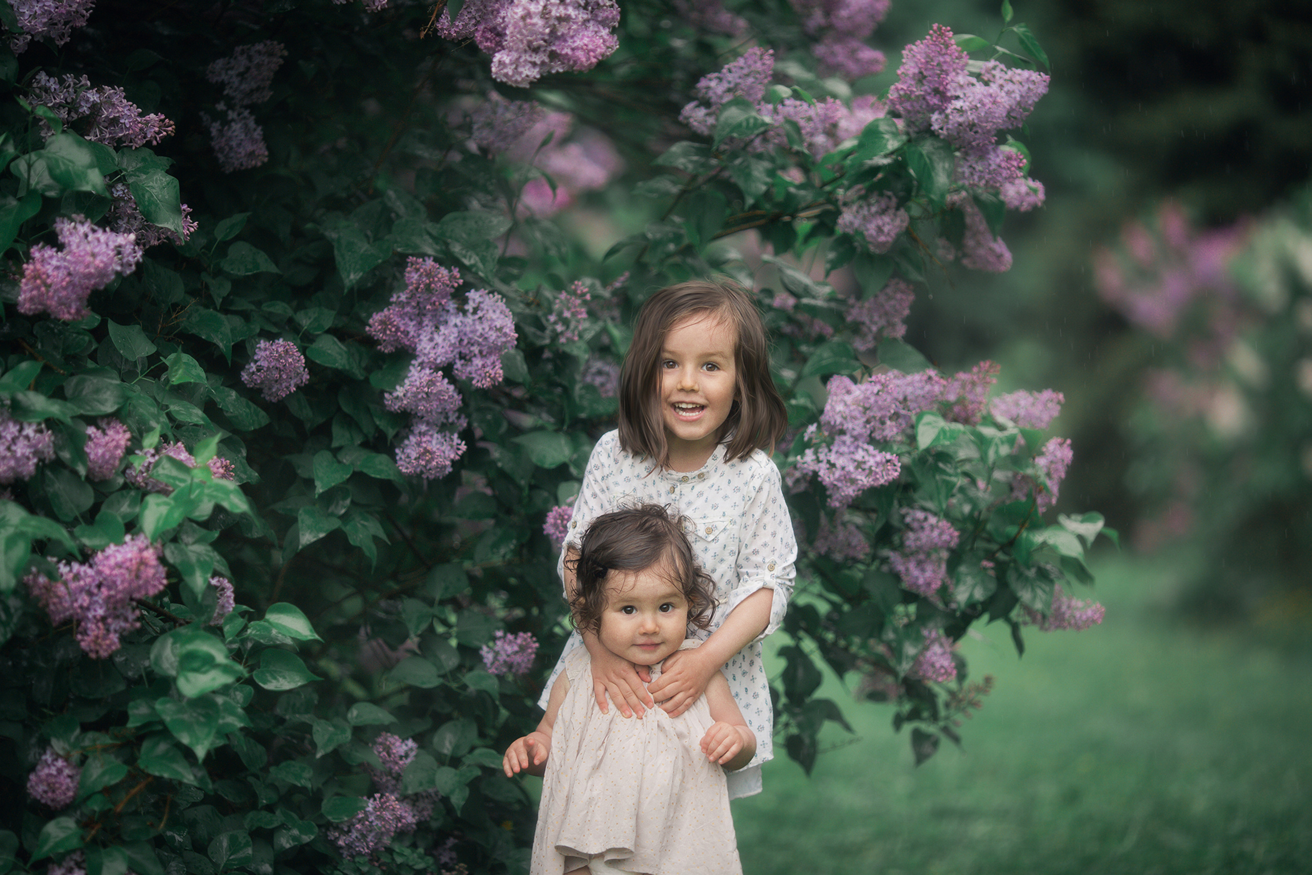 Аня и Алиса в Сиреневом саду