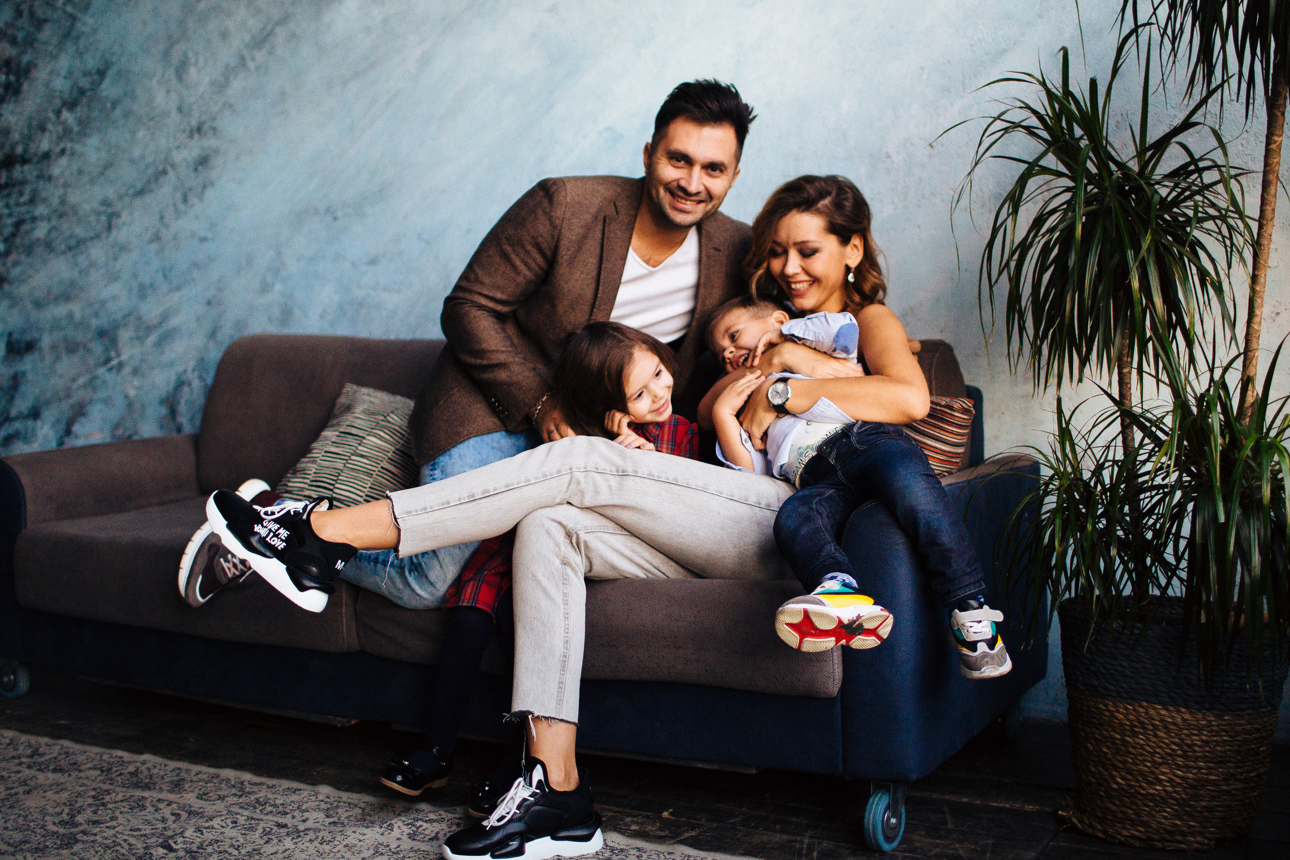 Анна, Олег, Ева и Филипп. Сейная фотосессия в студии без ёлок.