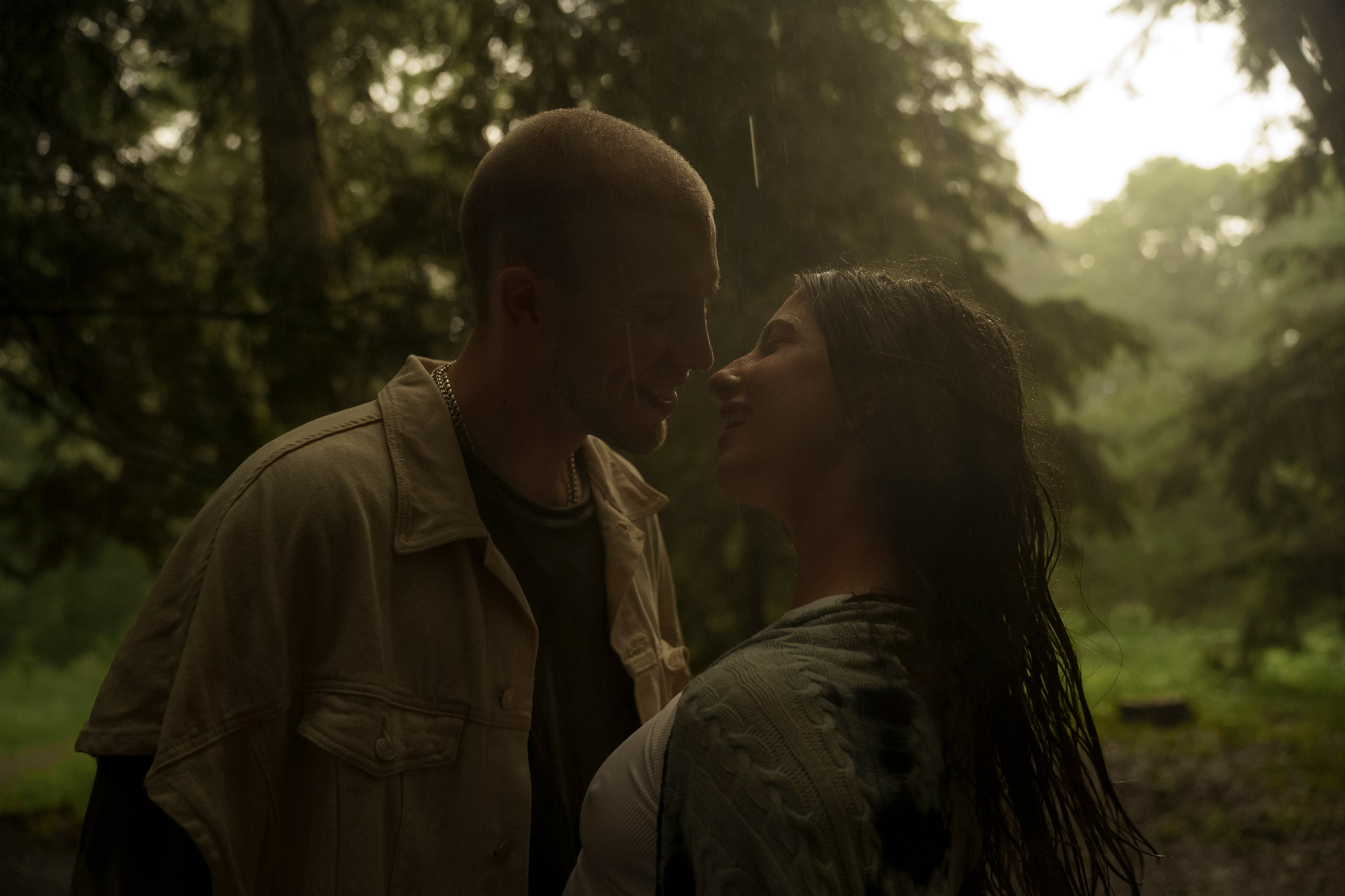 В ОБЪЯТИЯХ ДОЖДЯ