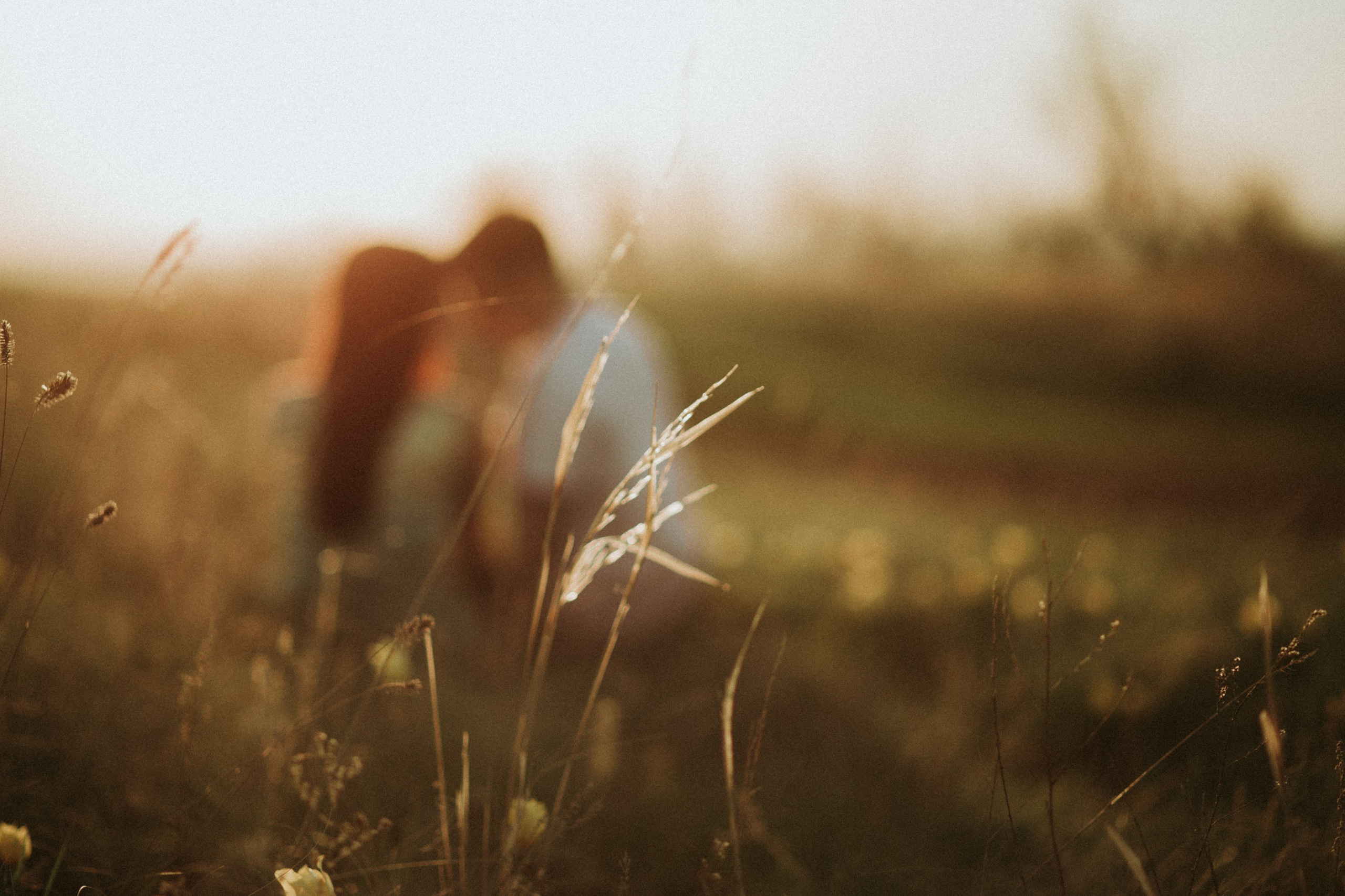 Держаться за руки