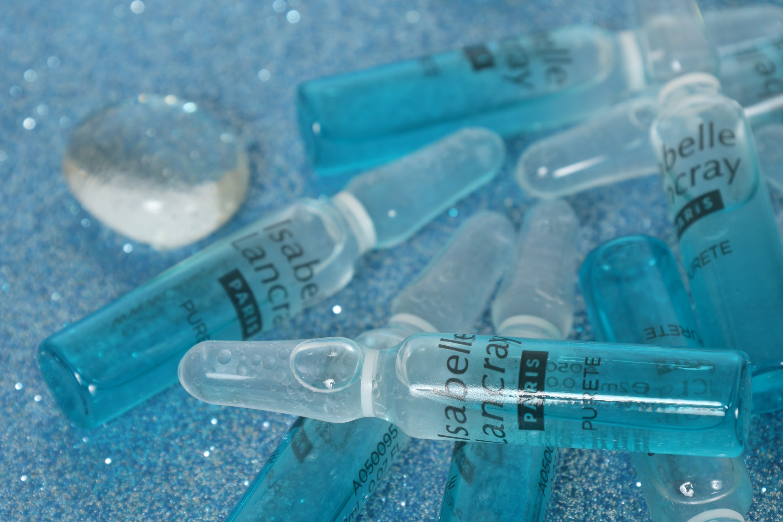 Ампулы косметические на синем фоне