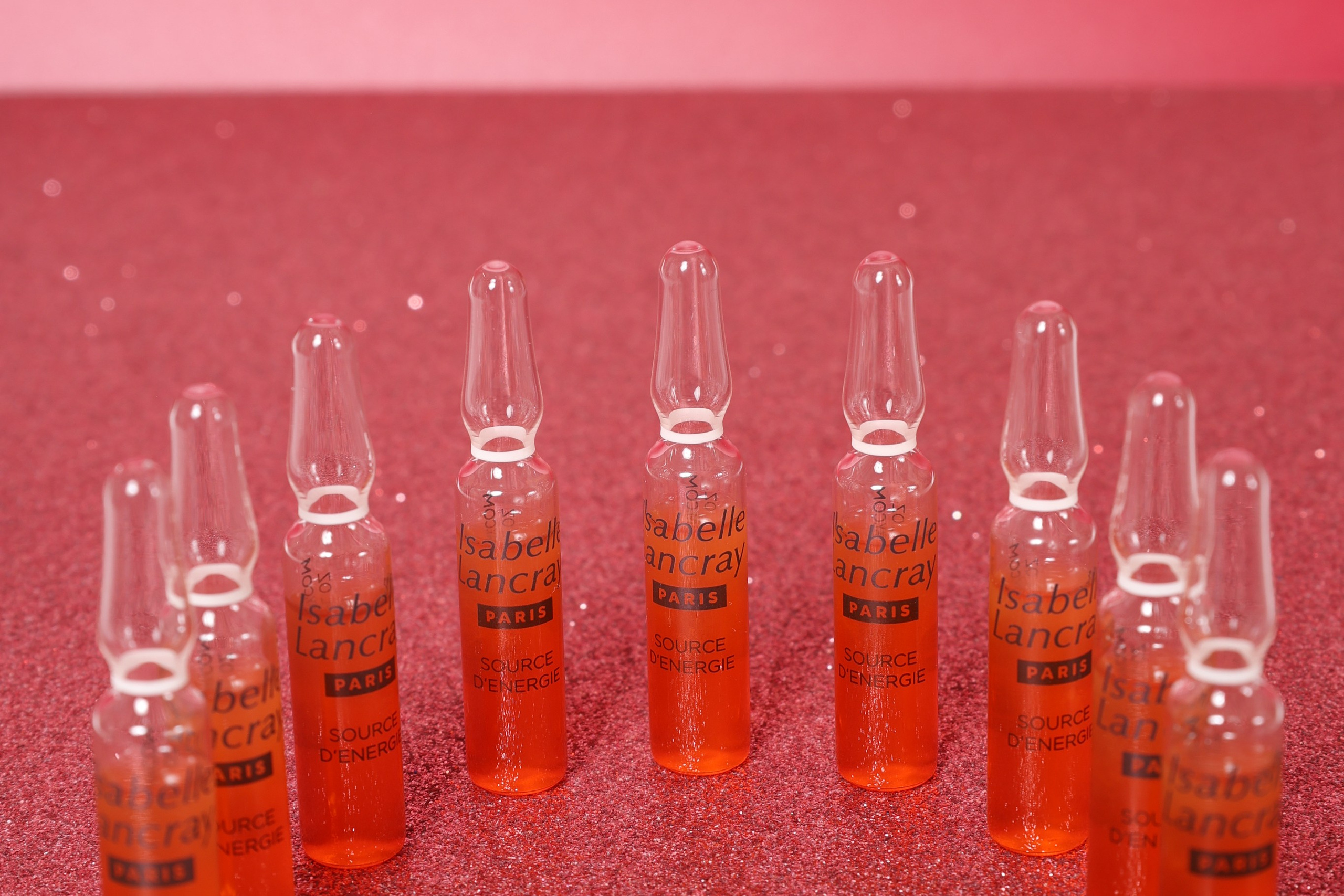 Ампулы на цветном фоне