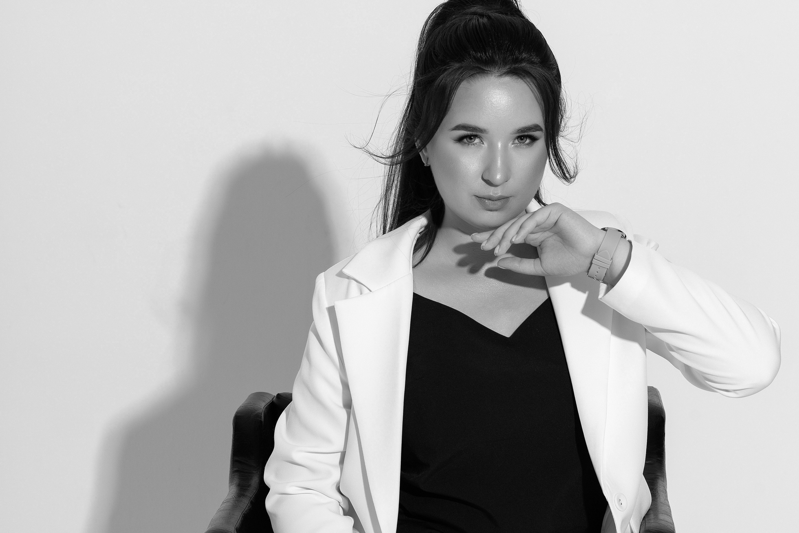 Фотосъемка в стиле Vogue (на однотонном фоне)