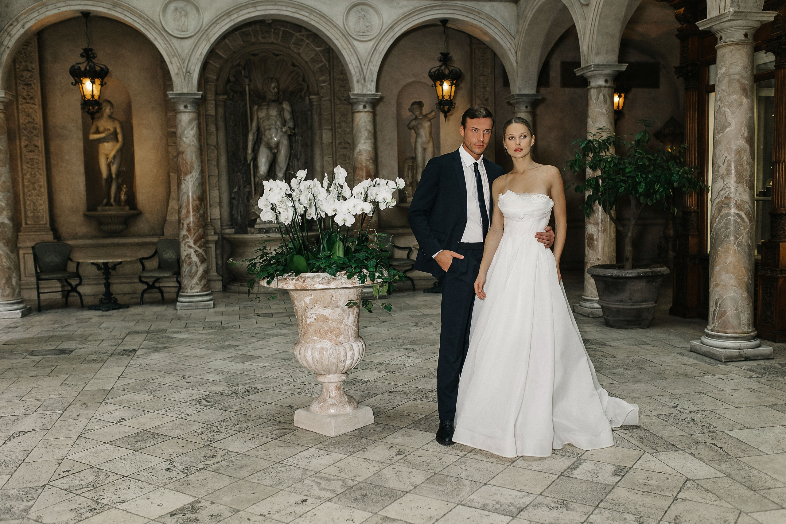 Свадебная съемка проходила в Москве, ресторан Турандот