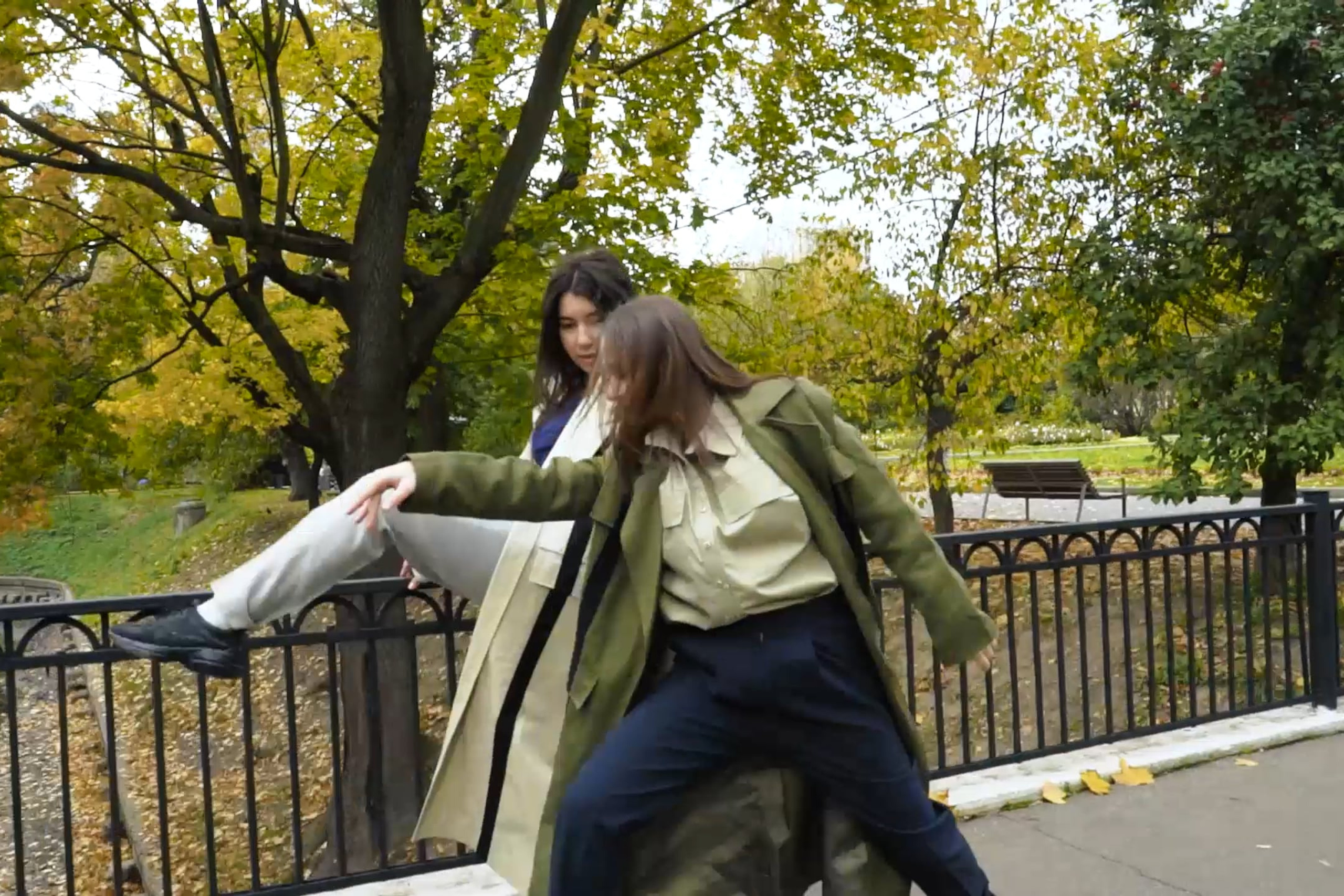 Танцевальная прогулка в осеннем лесу