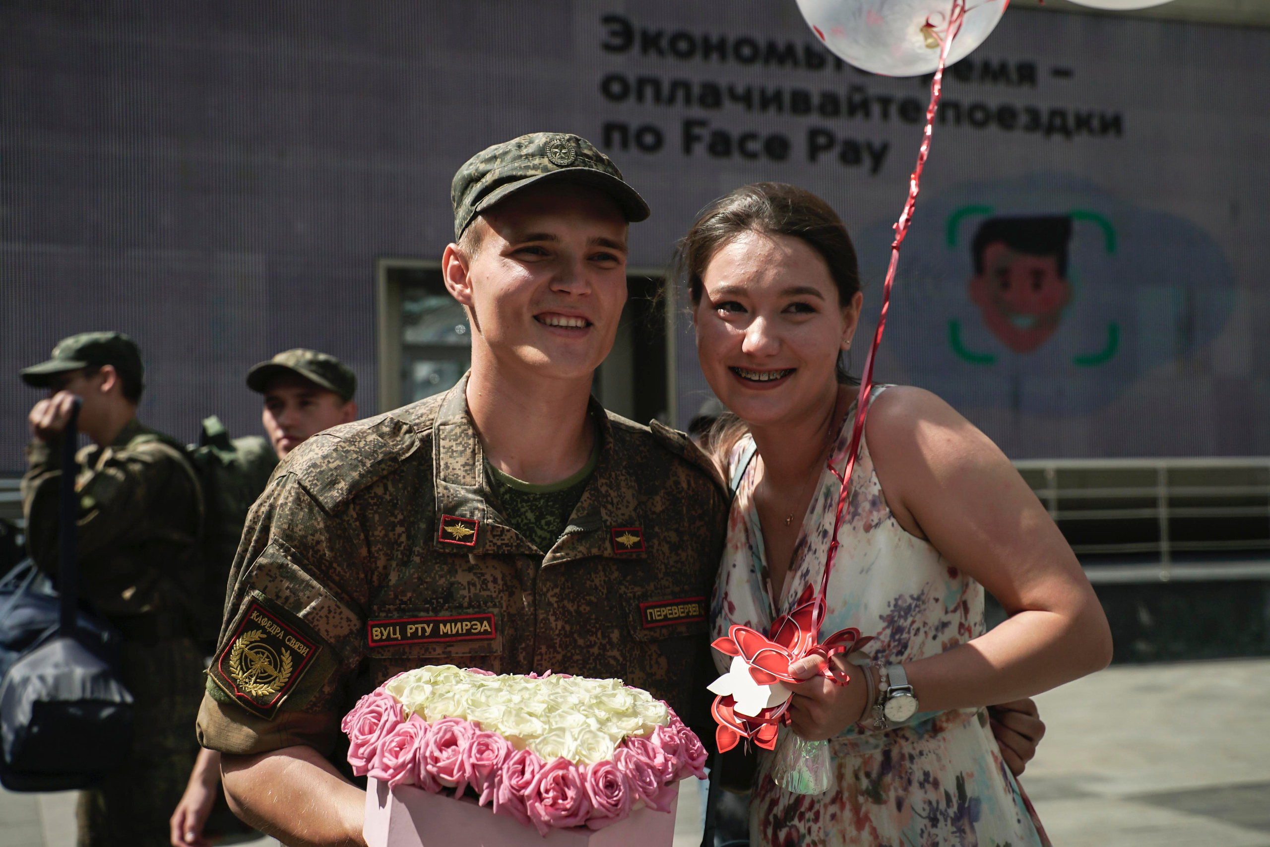 Предложение руки и сердца на железнодорожном вокзале