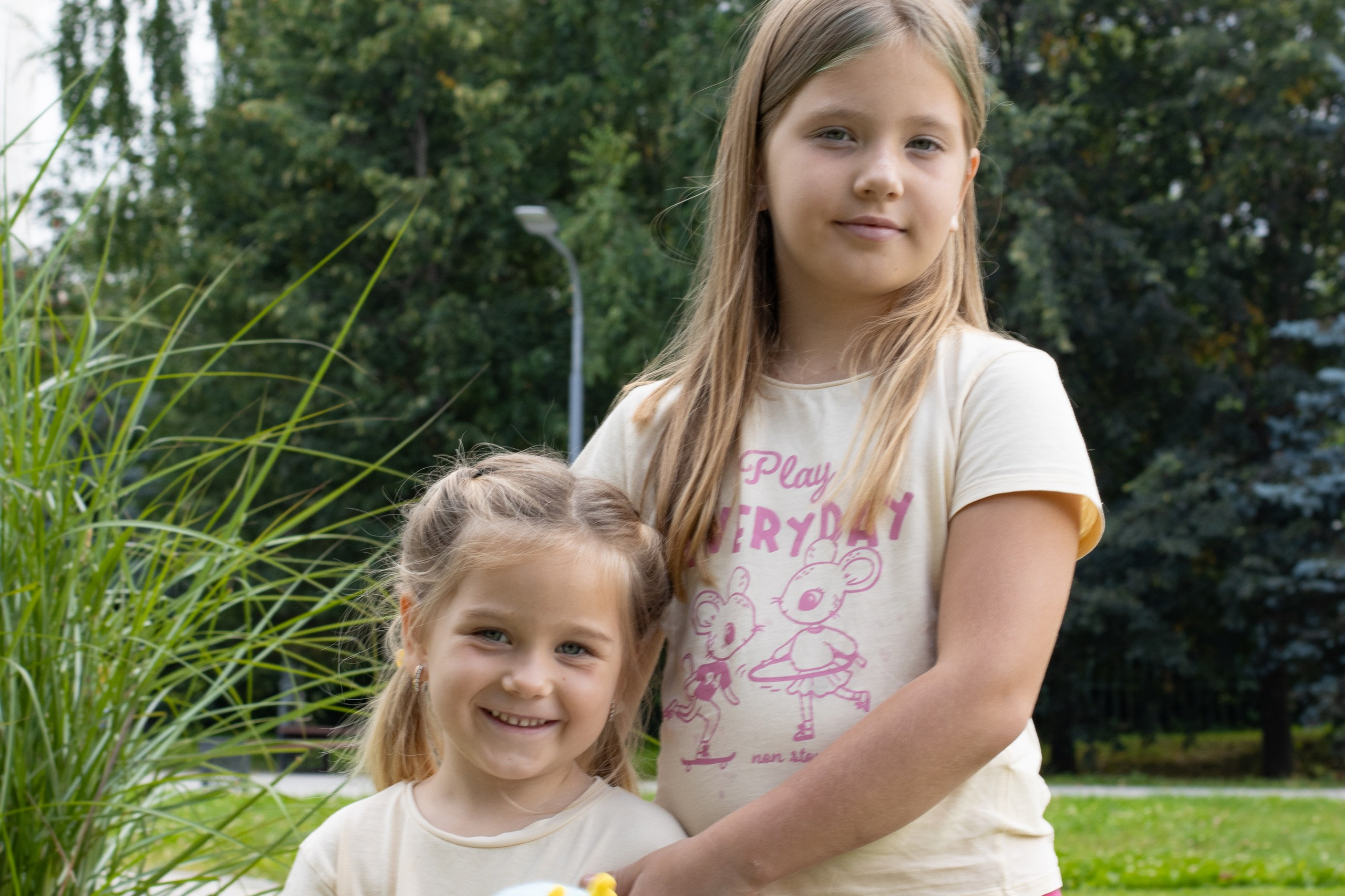 Две сестрички в парке