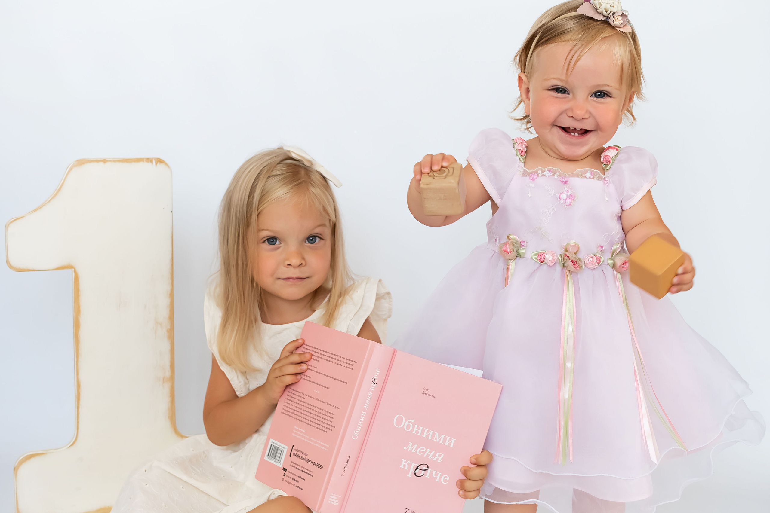 Вика и София