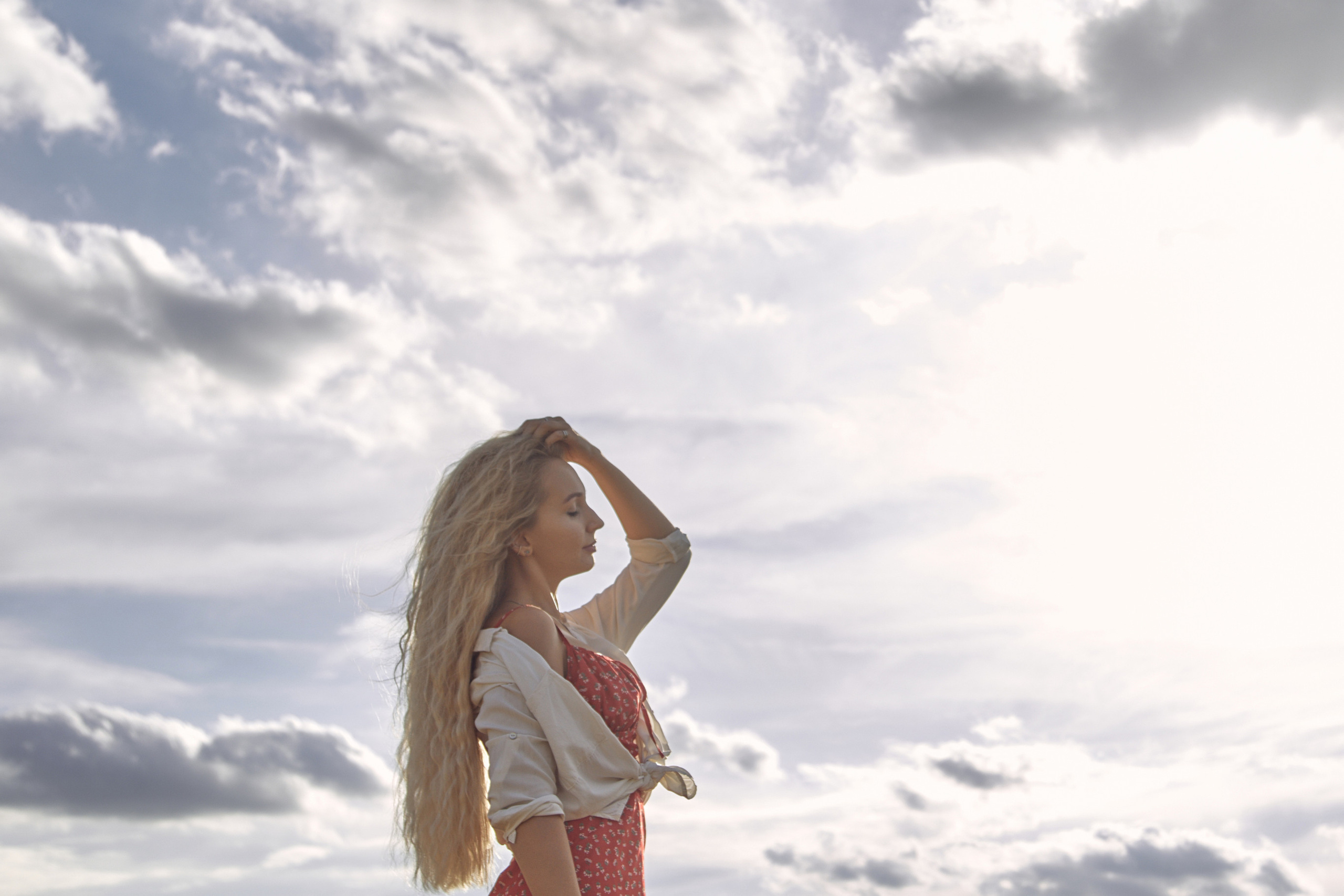 Анастасия — портреты в поле