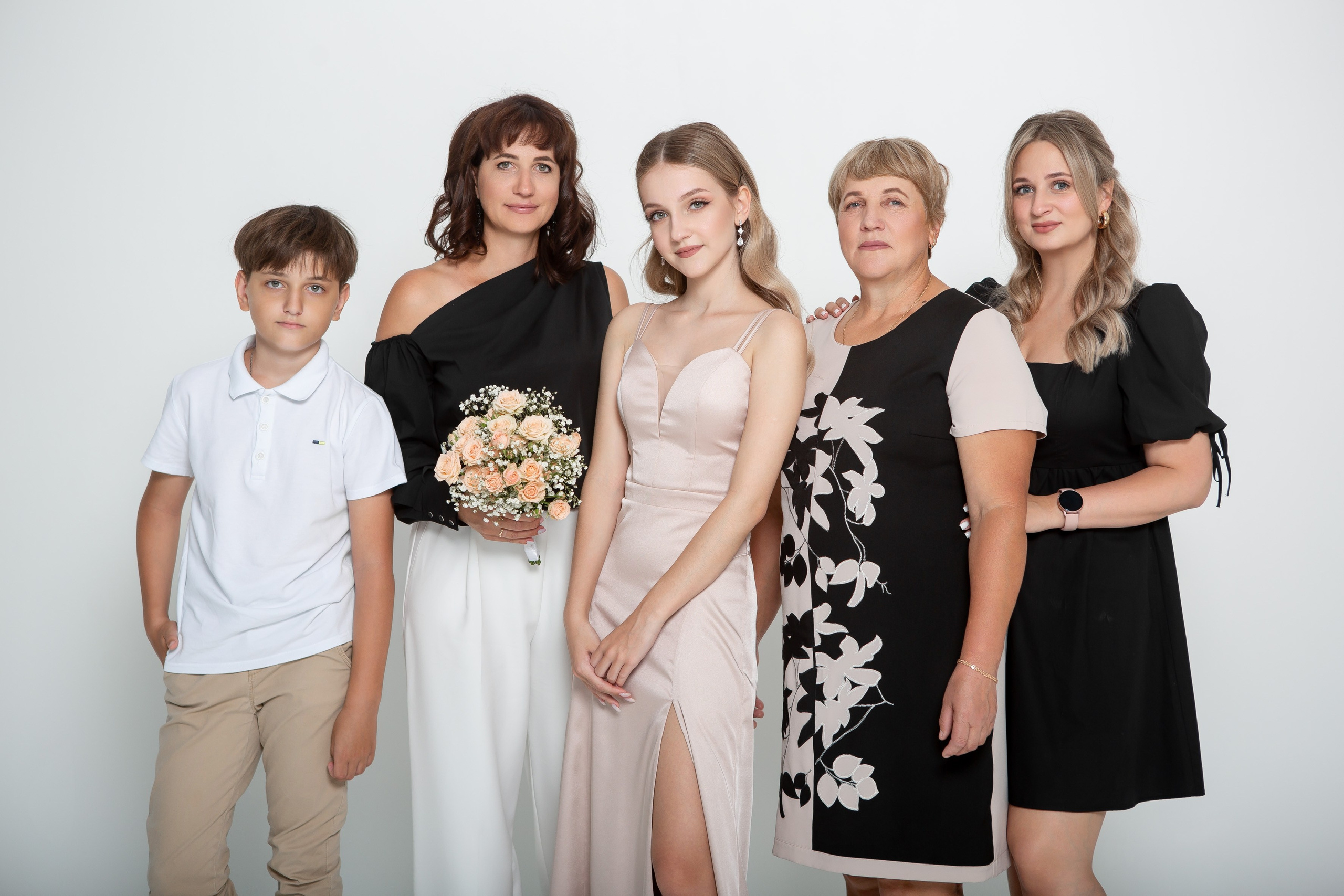 Выпускной девушки. Фотографии её и членов семьи.