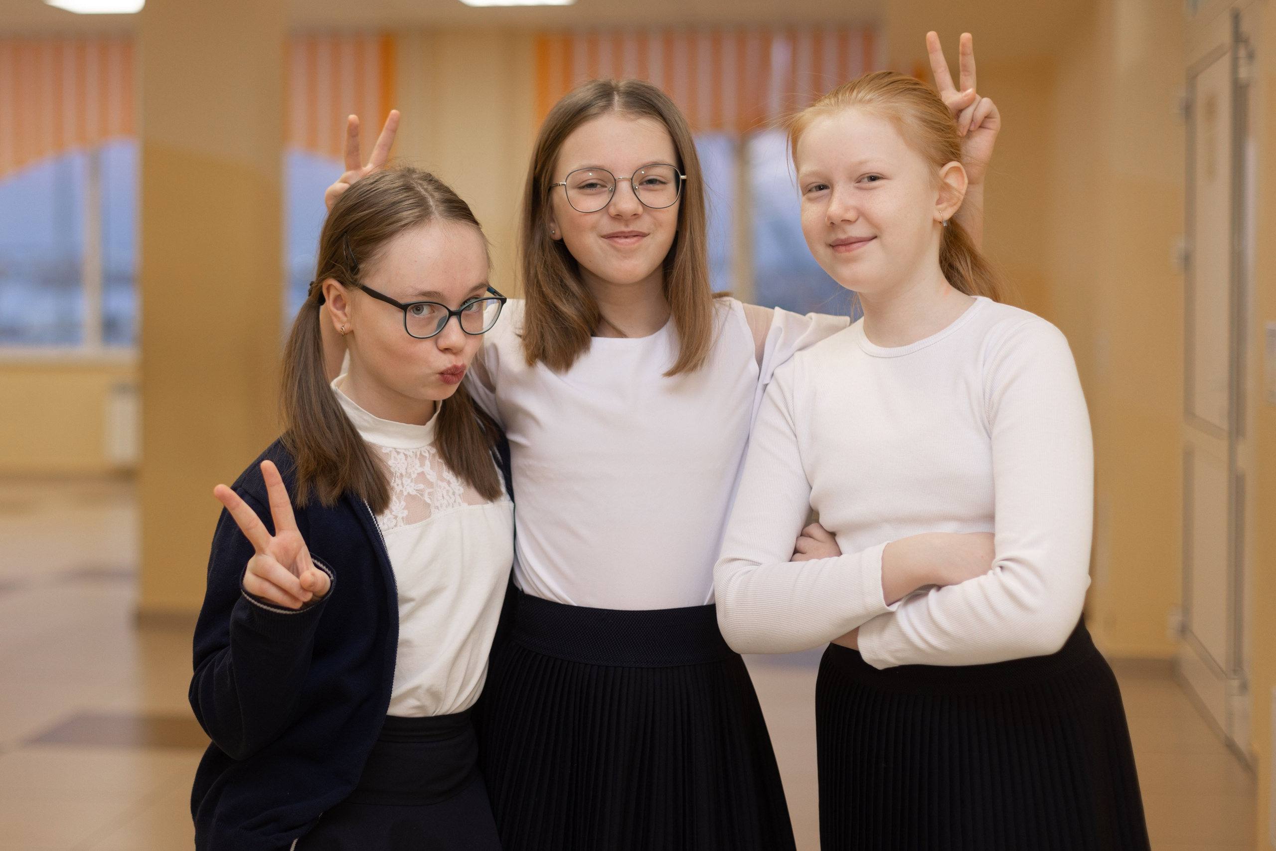 коридоры школы, подружки, фото, вместе, веселые , дети, девочки, школьницы, 4 класс, выпуск, фотосессии, Иркутск, Хомутово