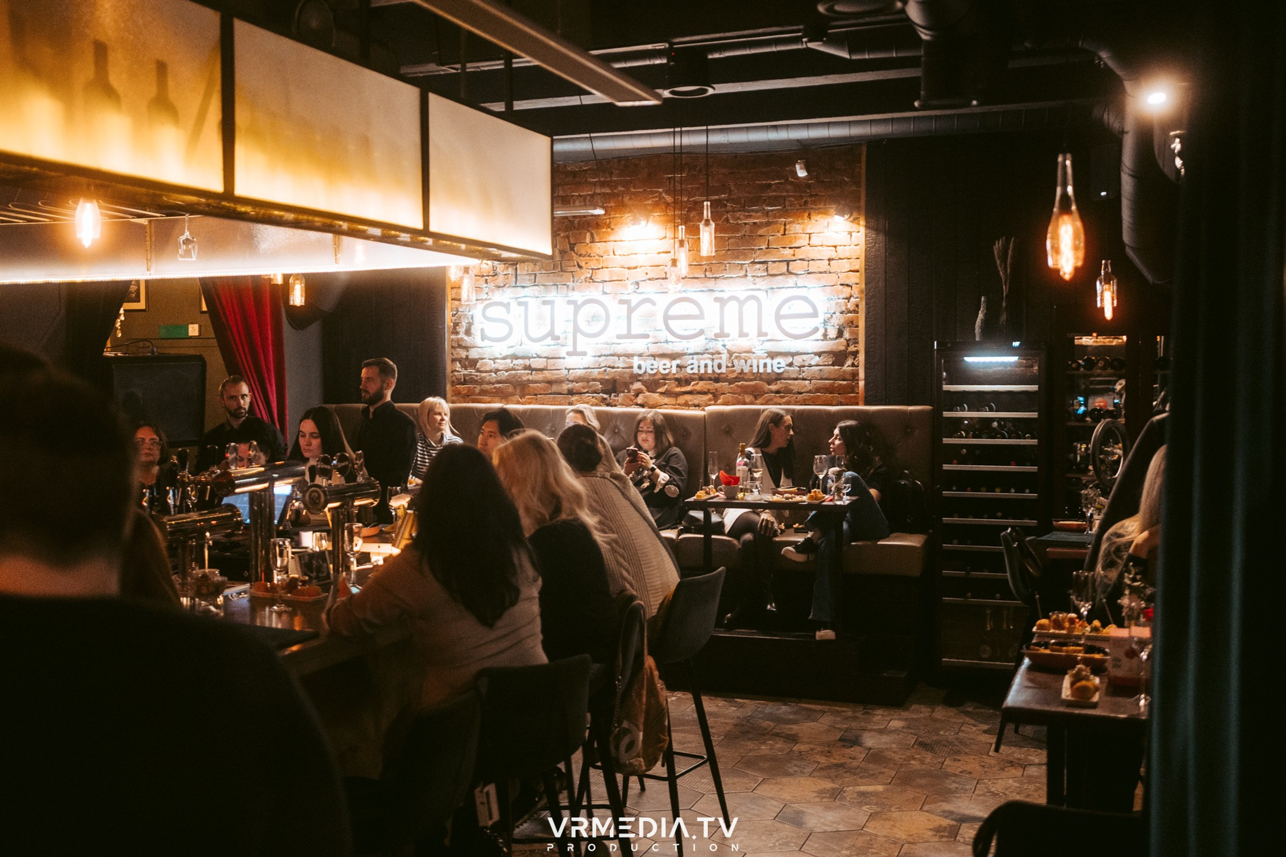 Вино и Стихи в баре «Supreme»