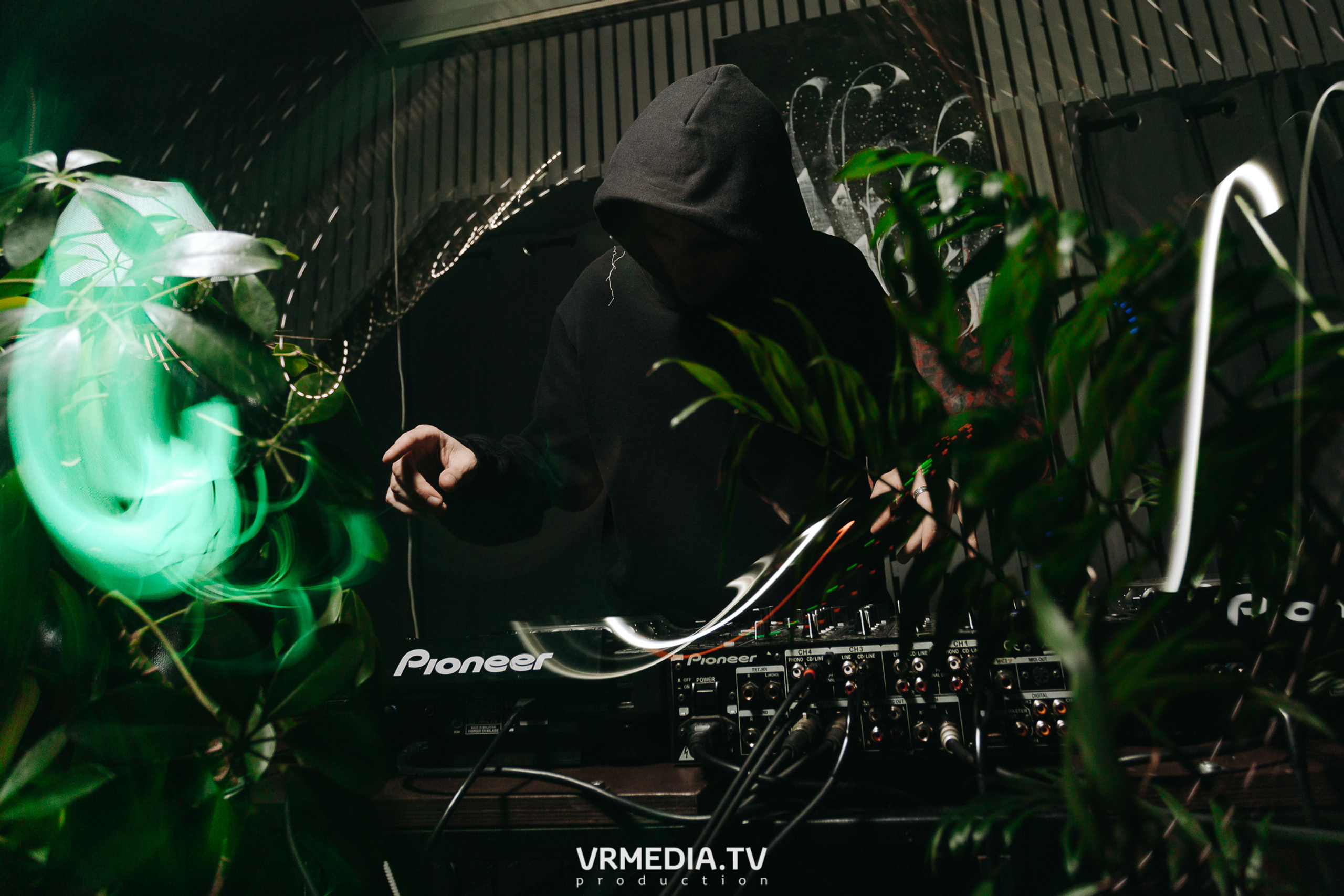 11 FRIENDS OF CHAO. Grotesque (SPB)