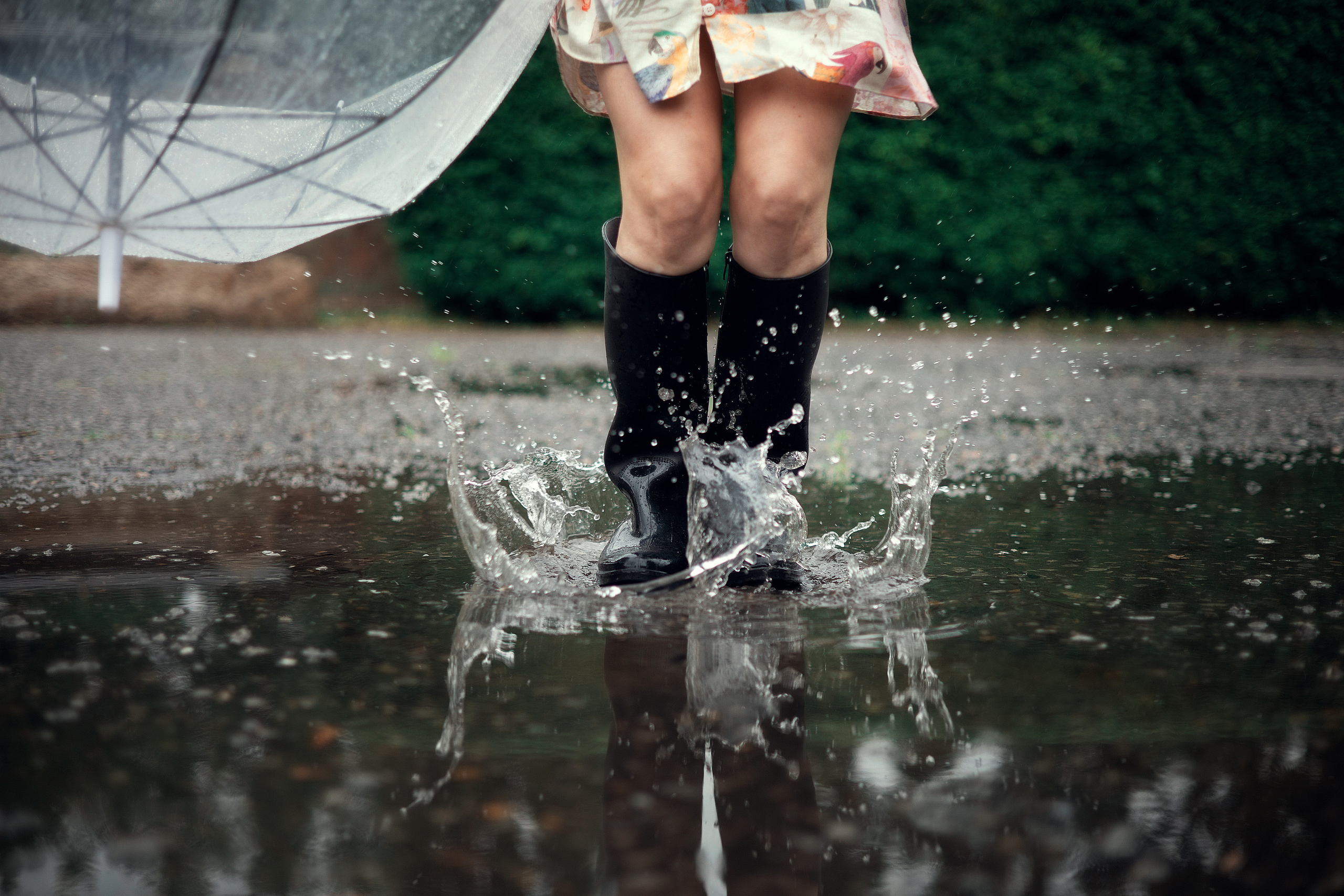 Настя под дождем