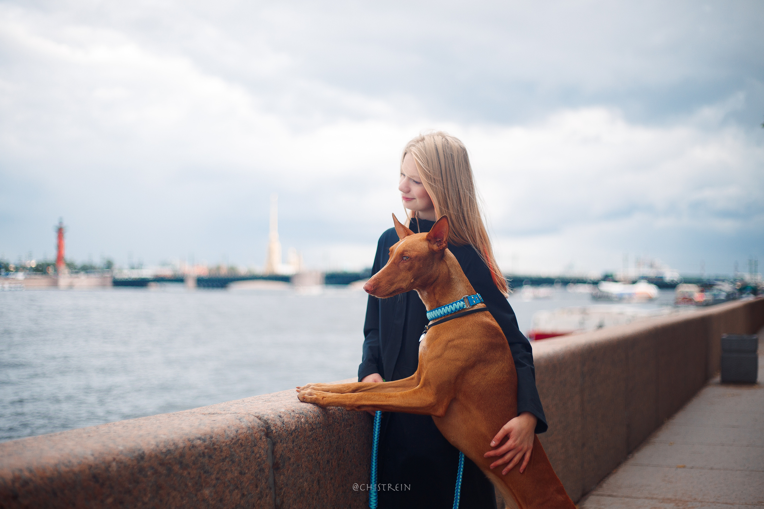 Арина и Гриффин в центре Питера