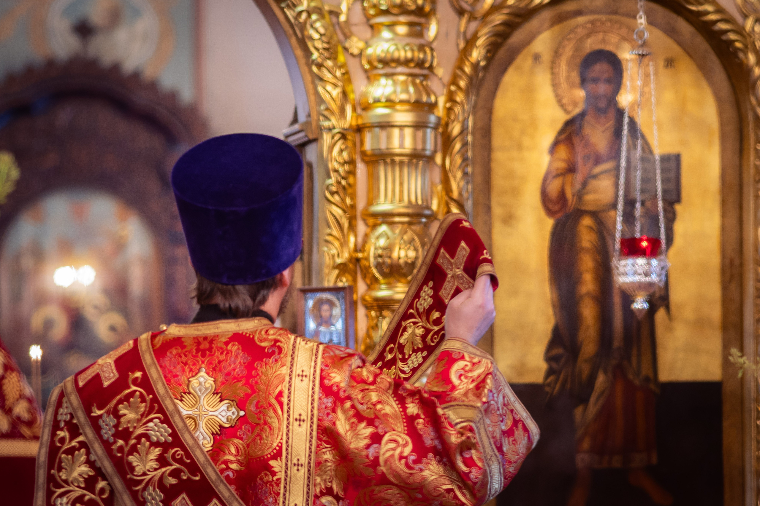 Храм Преображения Господня в Богородском. Цветы на Пасху. Антон и Татьяна Денисенко — В храме