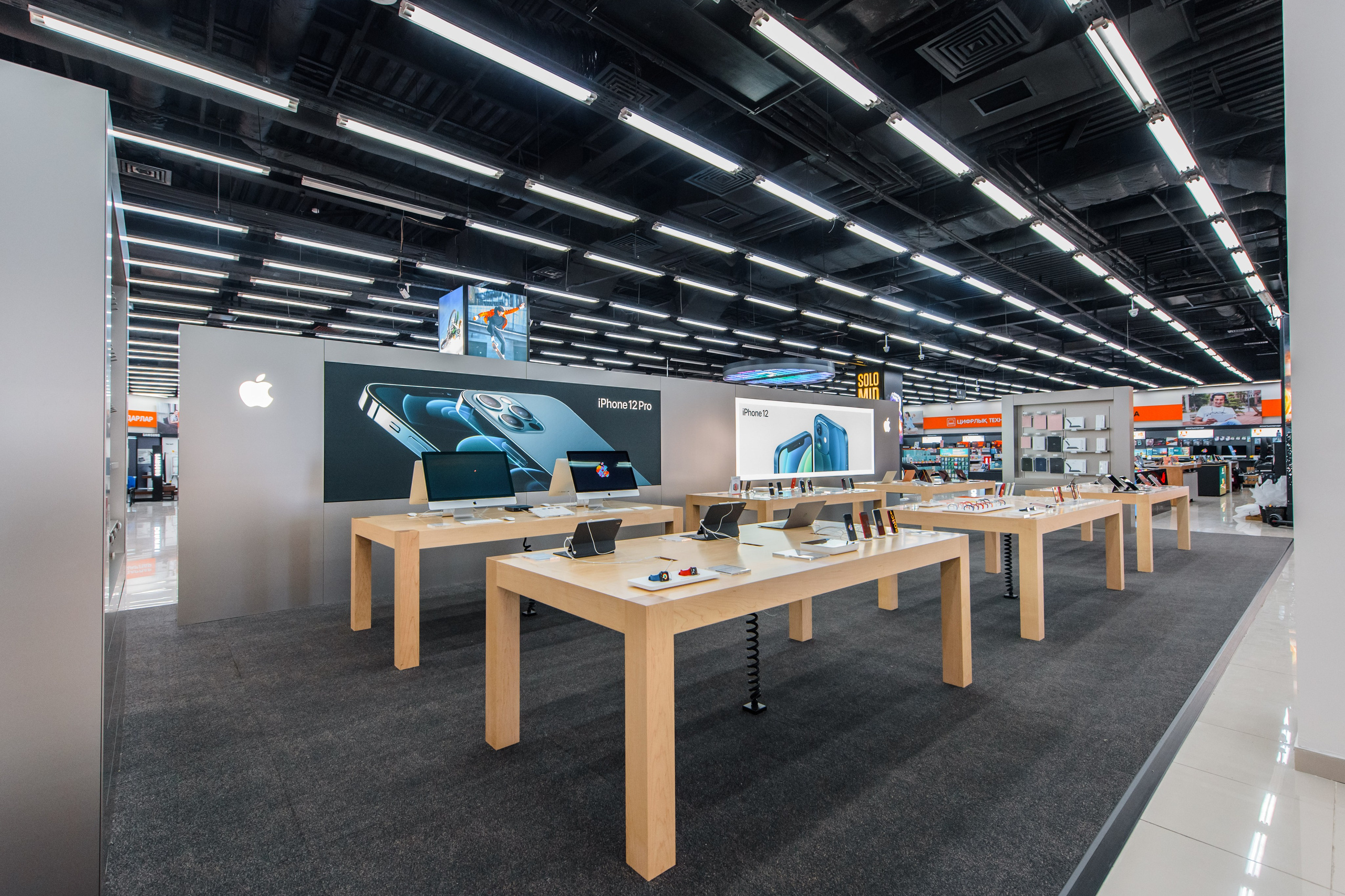 Витрины с&nbsp;техникой Apple