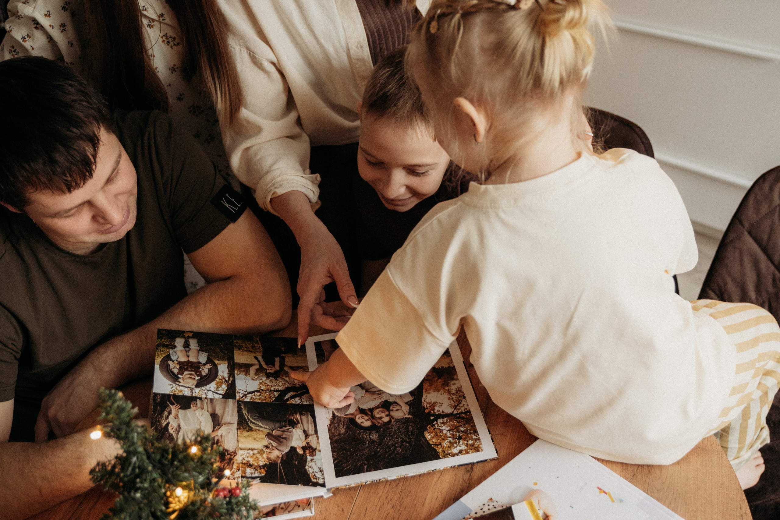 Семья на кухне