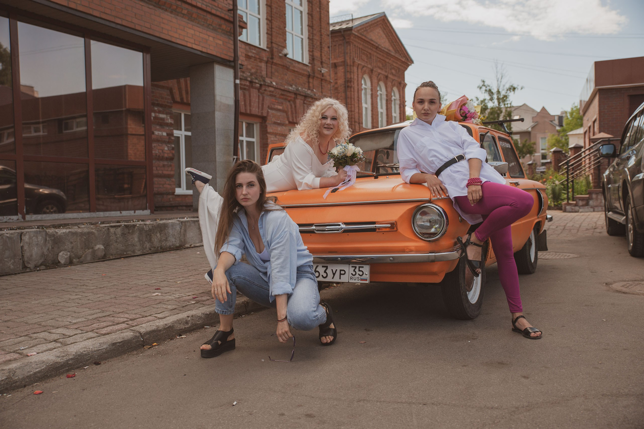 Свадебная фотосессия в&nbsp;стиле 90х для Кристины и&nbsp;Валеры (ЗАГС, фотосет у&nbsp;гаражей)