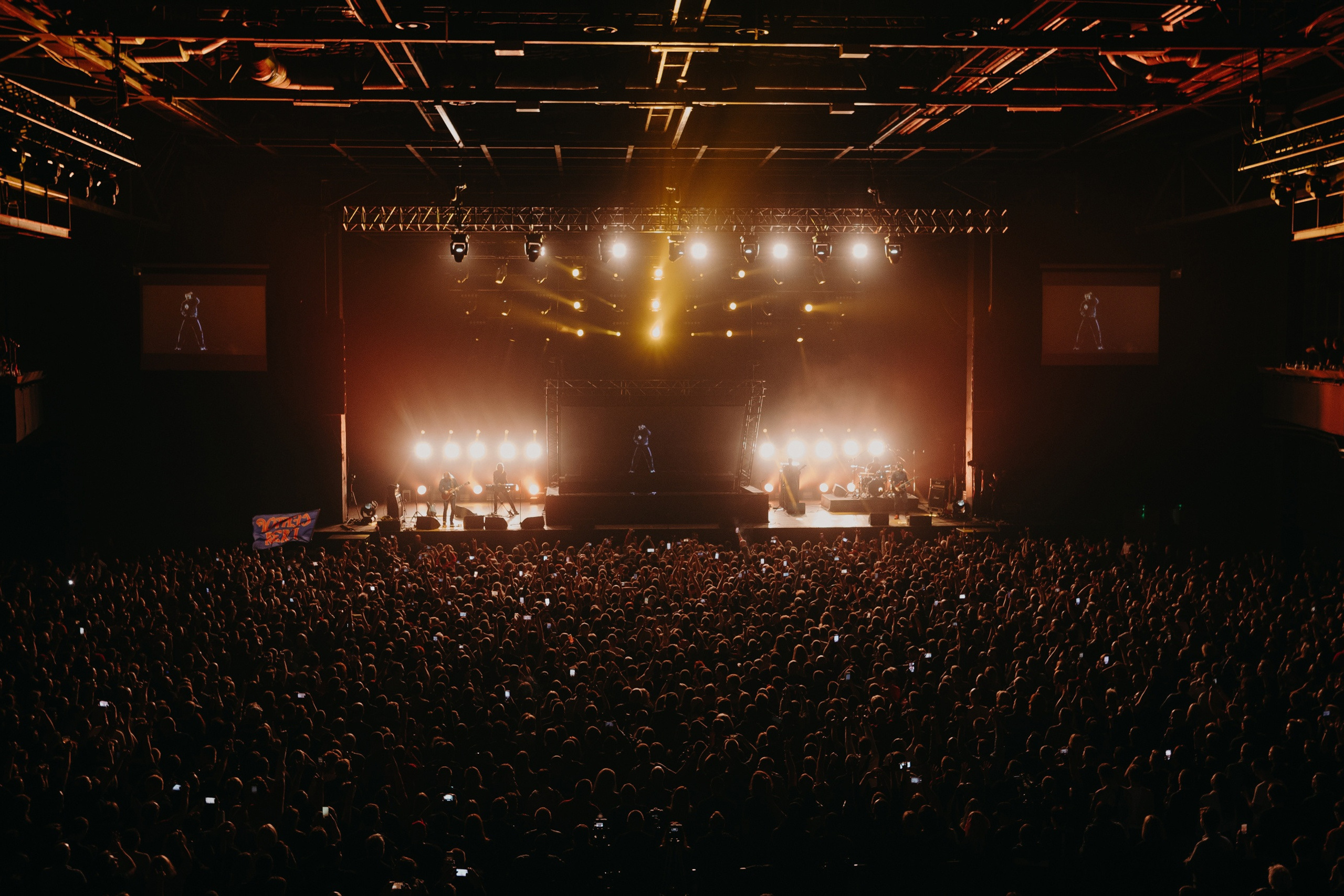 группа «Сектор газа» с голограммой Юрия Хоя