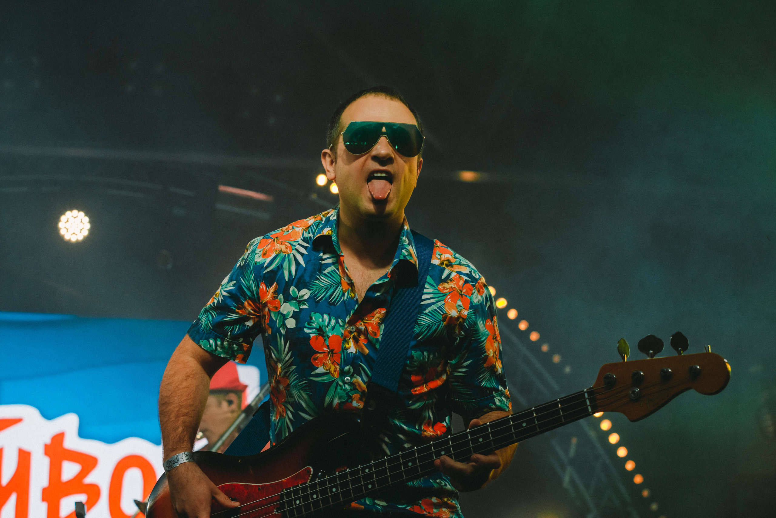 ЯМАЙСКИЙ И ОСТРОВИТЯНЕ (ЖИВОЙ)