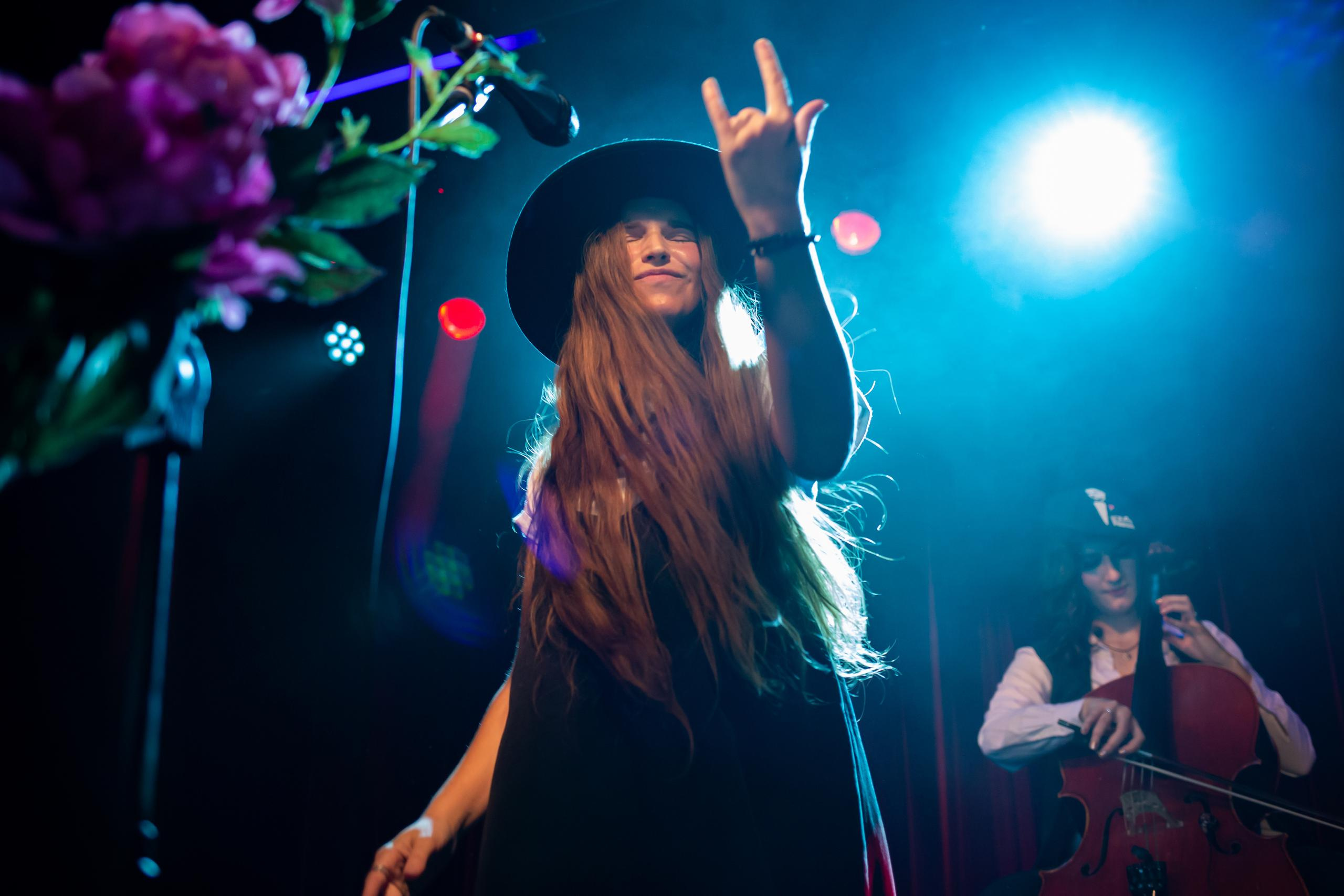 ОБНИМИ КИТА