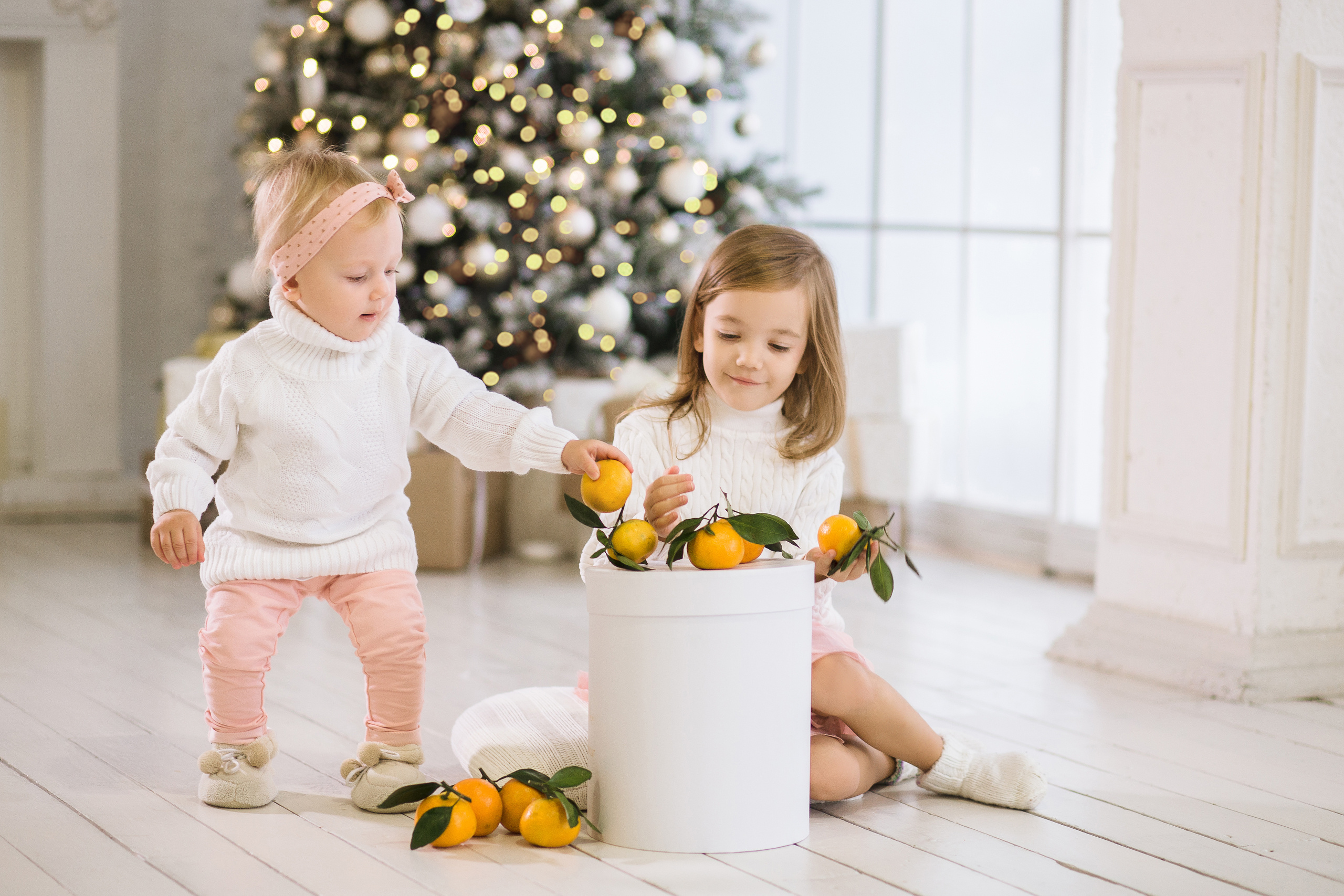 Две малышки, Вера и Андрей