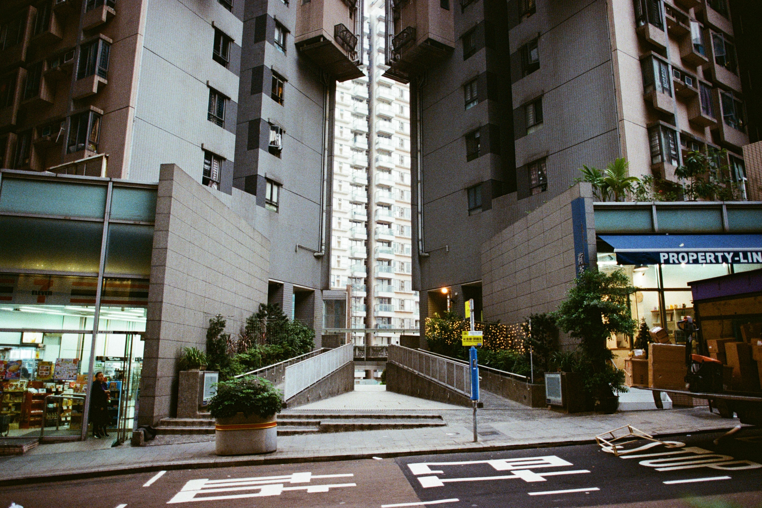 climbing up the walls // hong kong IV