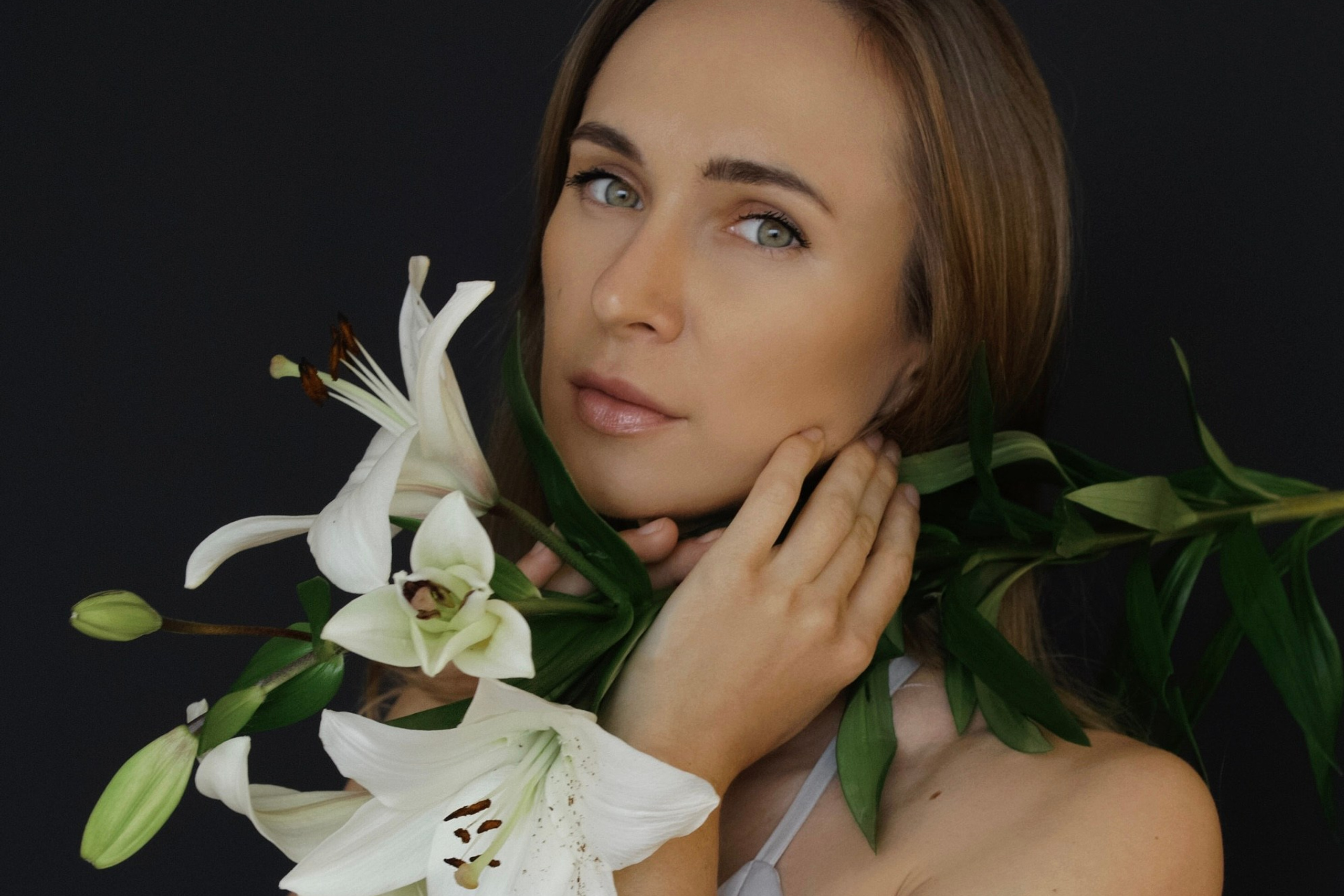 Аня, съемка с цветами