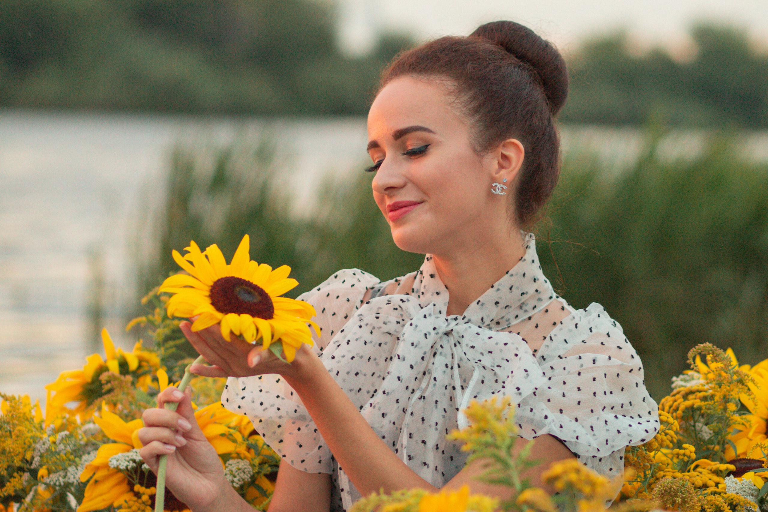 Лодка с подсолнухами