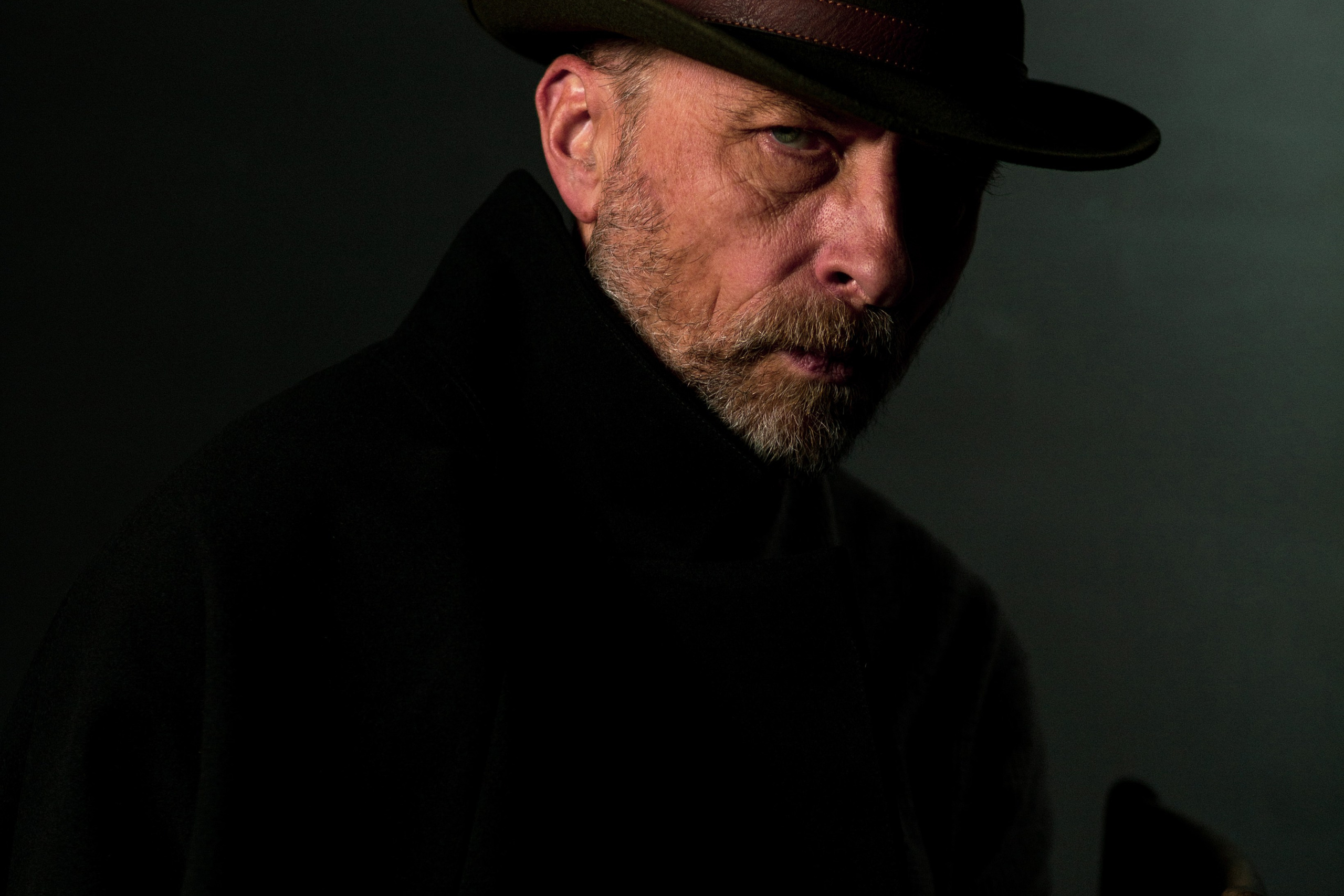 Мужской студийный портрет