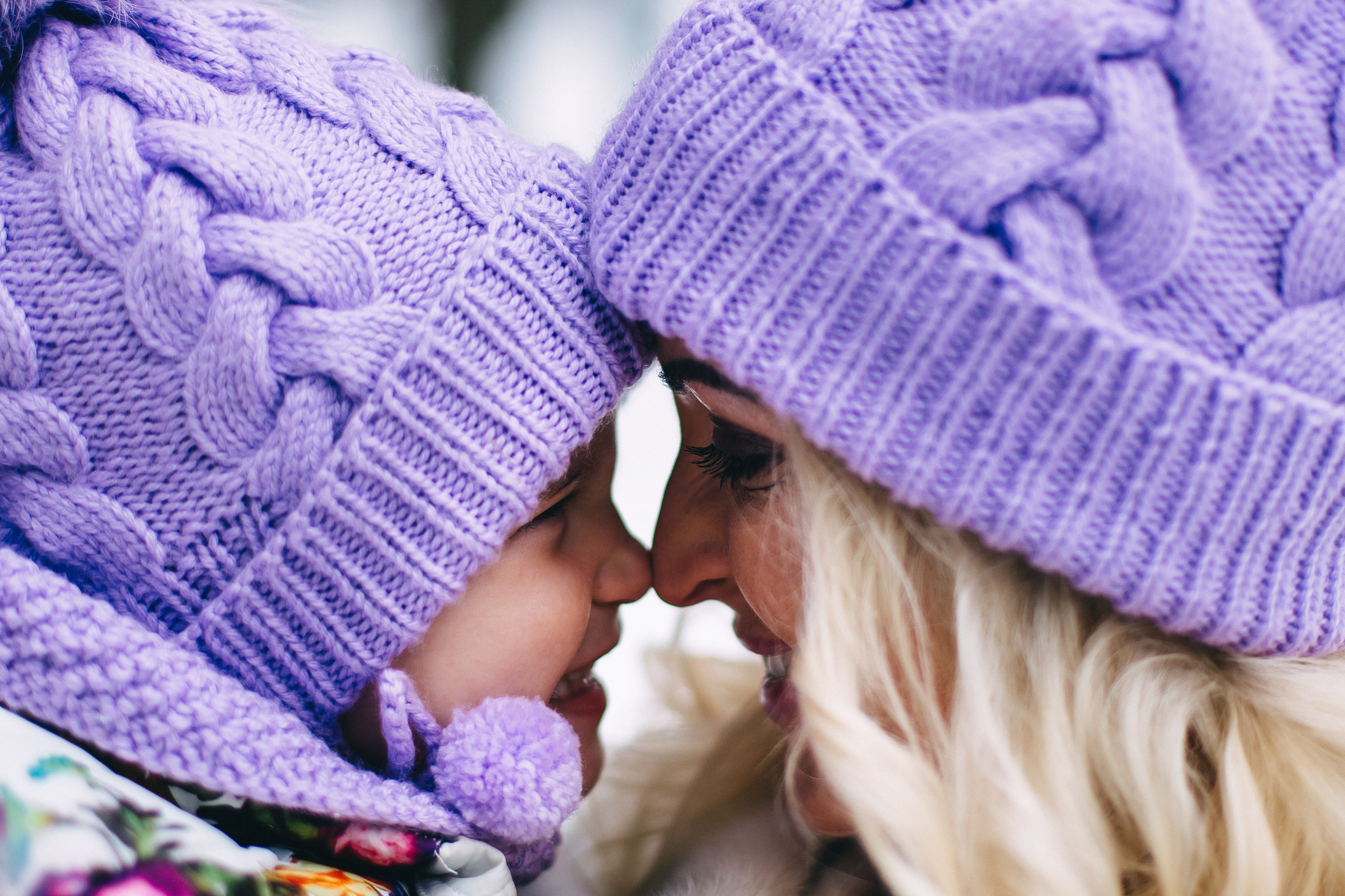 Маленькая радость в заснеженном лесу