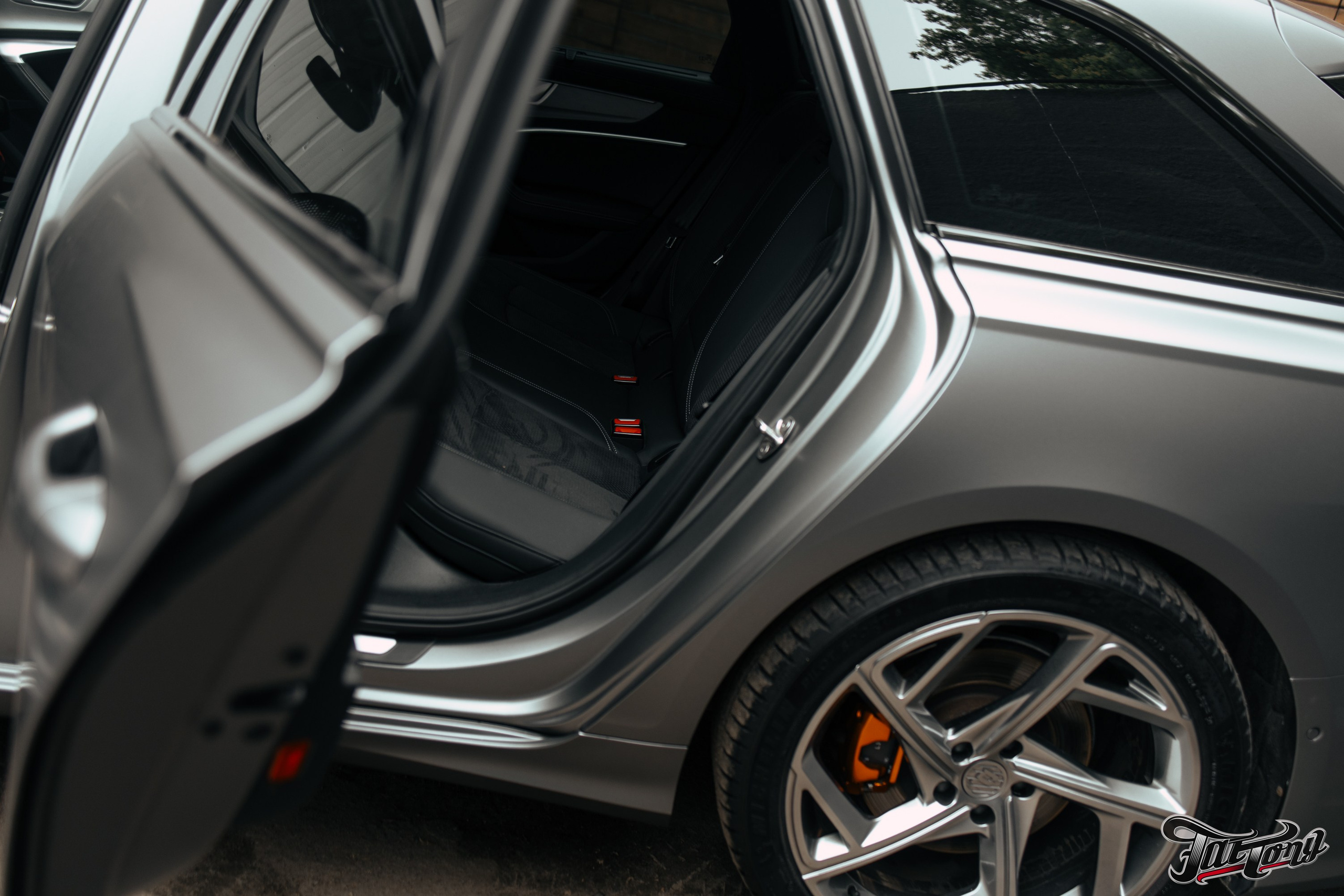 Audi A6 2 раза поменяла цвет, оклейка с проемами в зеленый и преклейка в серый