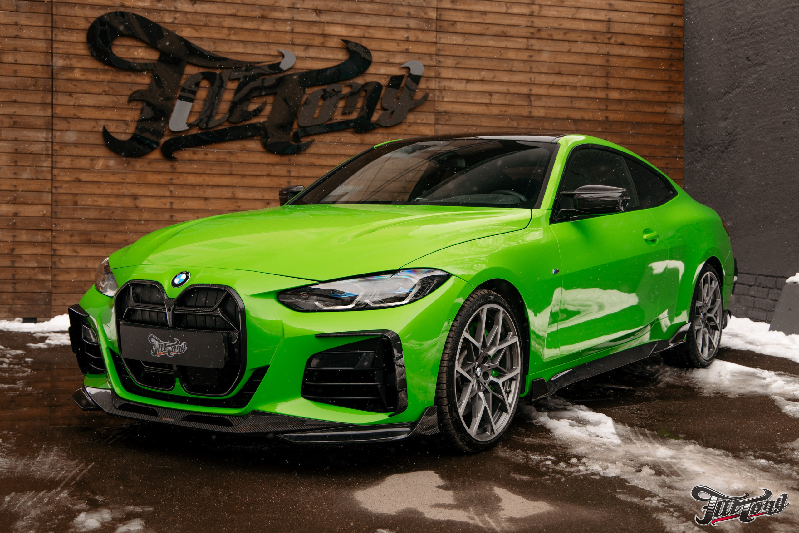 BMW 440i оклейка в зеленый, выхлоп, установка карбонового обвеса, окрас суппортов