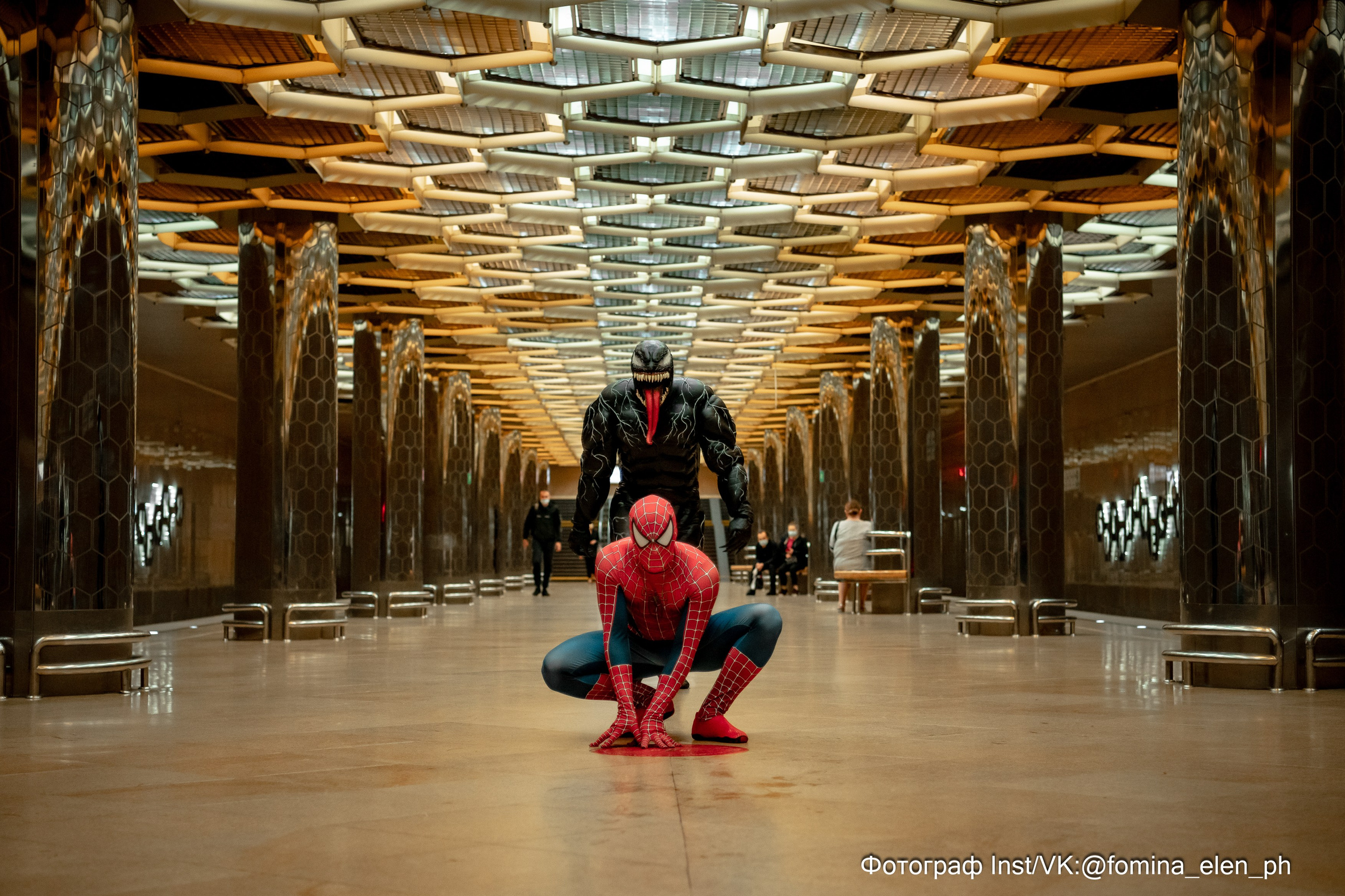 Человек паук и Веном в метро ЕКБ
