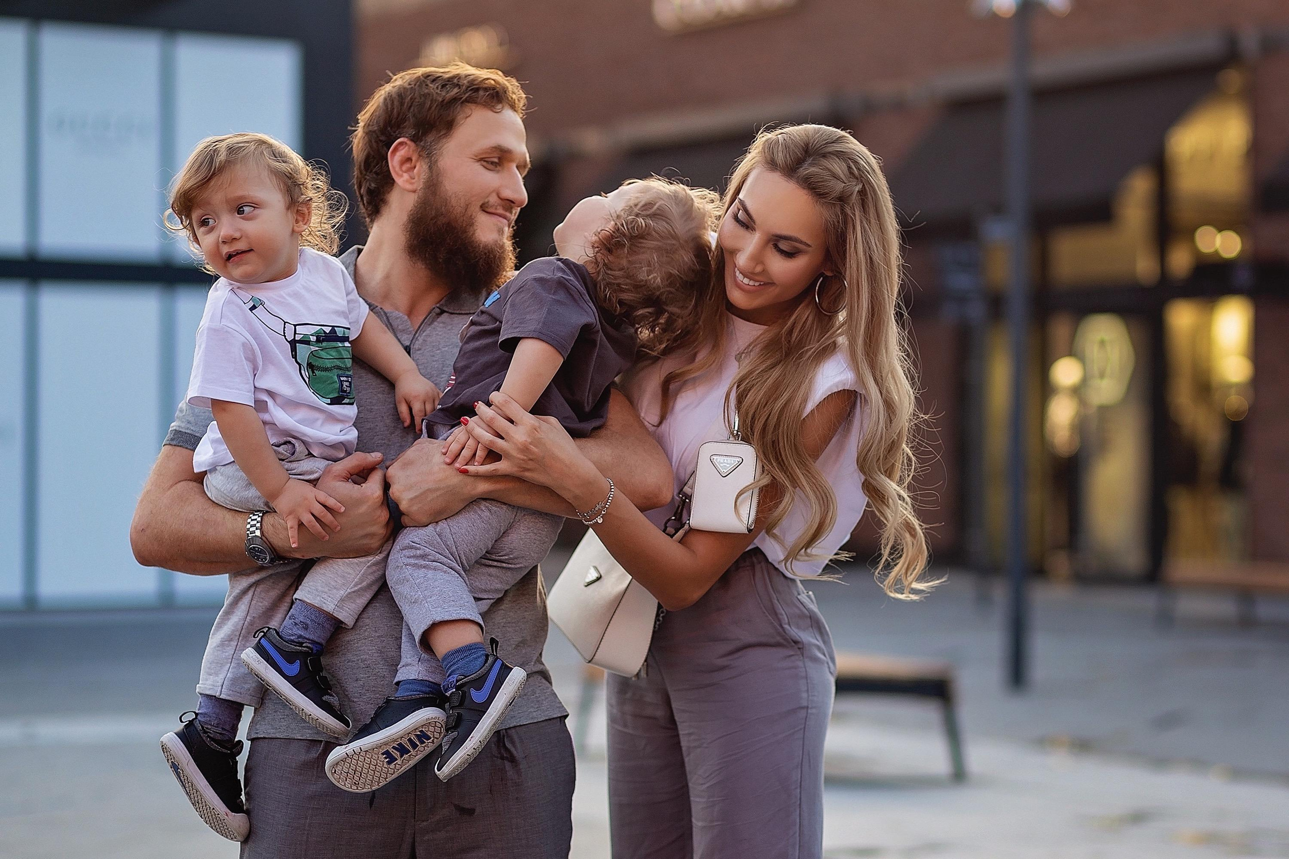 Ума и семья, Outlet