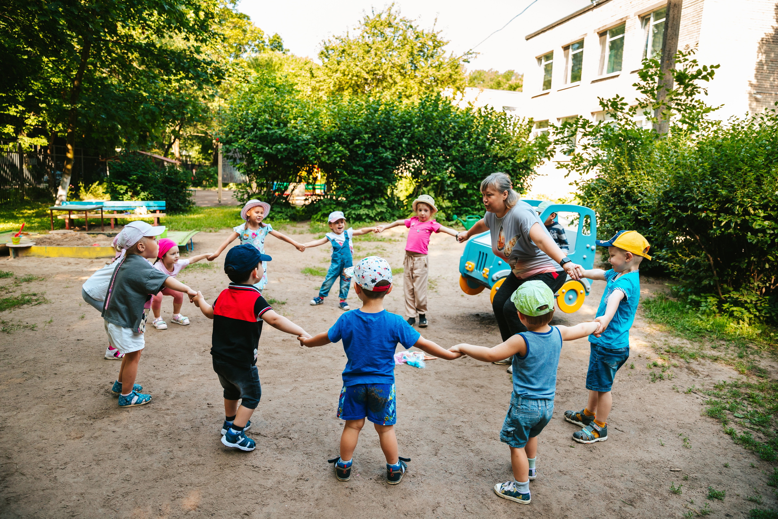 Ясли на прогулке