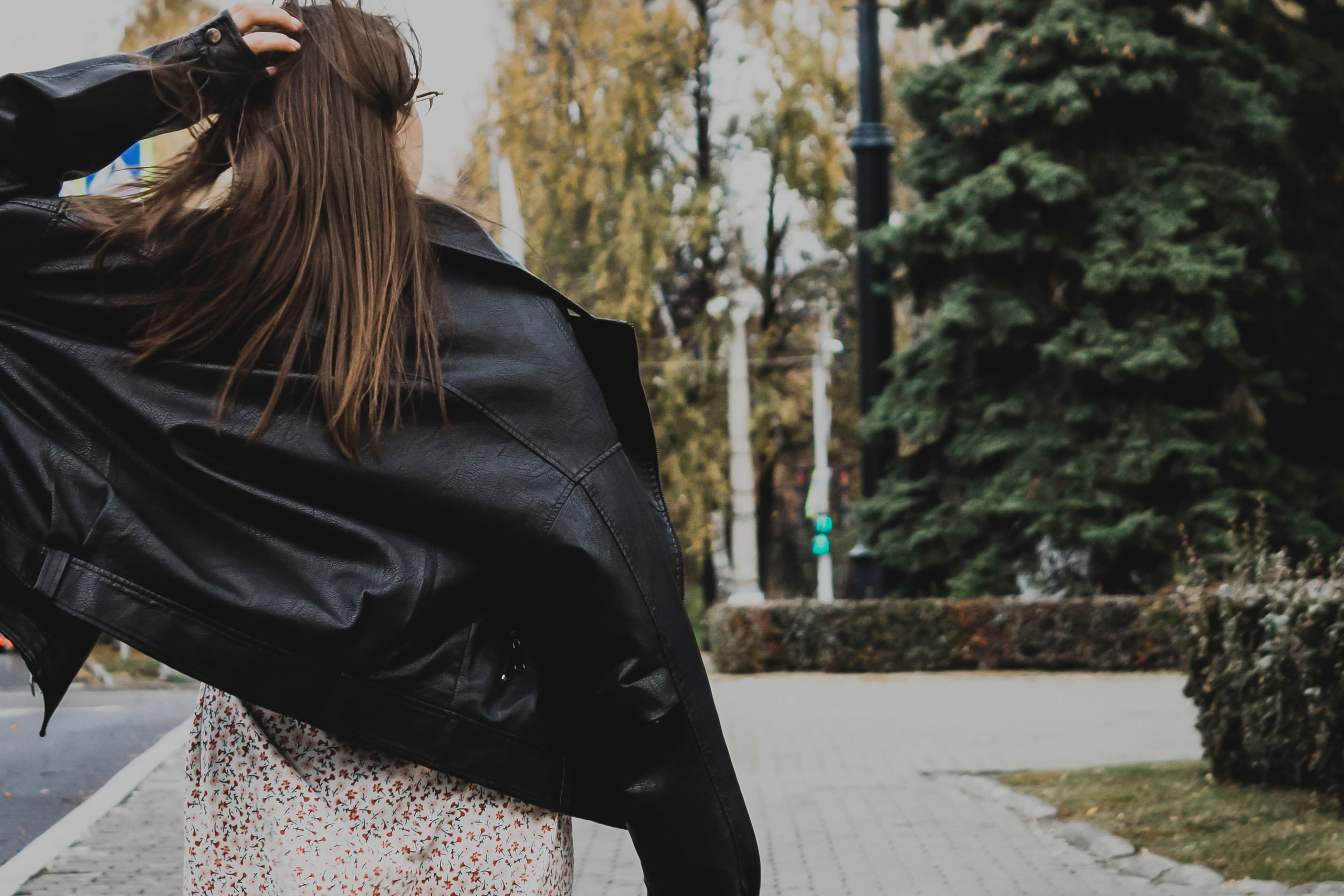 А девушка по городу шагает…