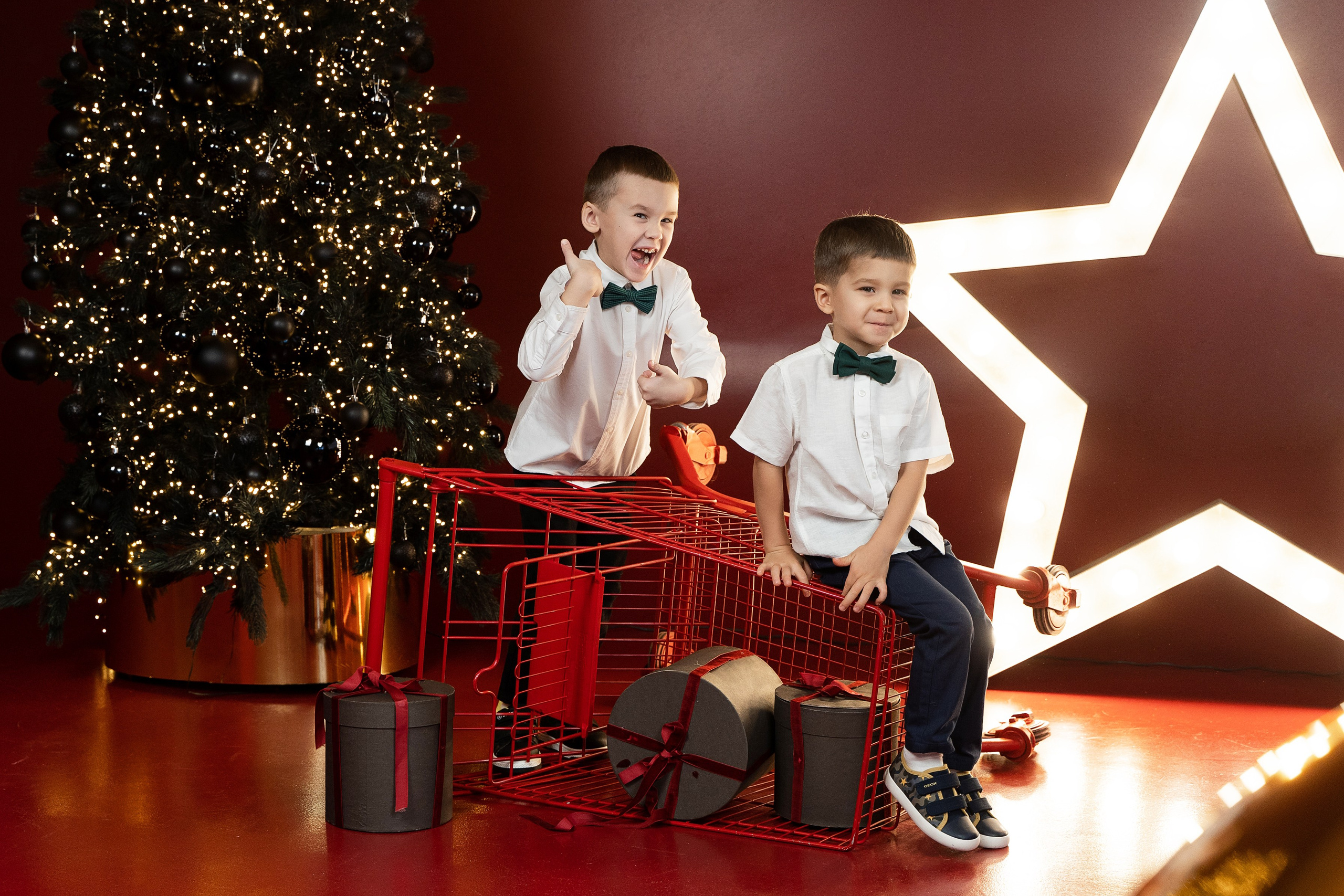 Новогодняя фотосессия с красной циклорамой