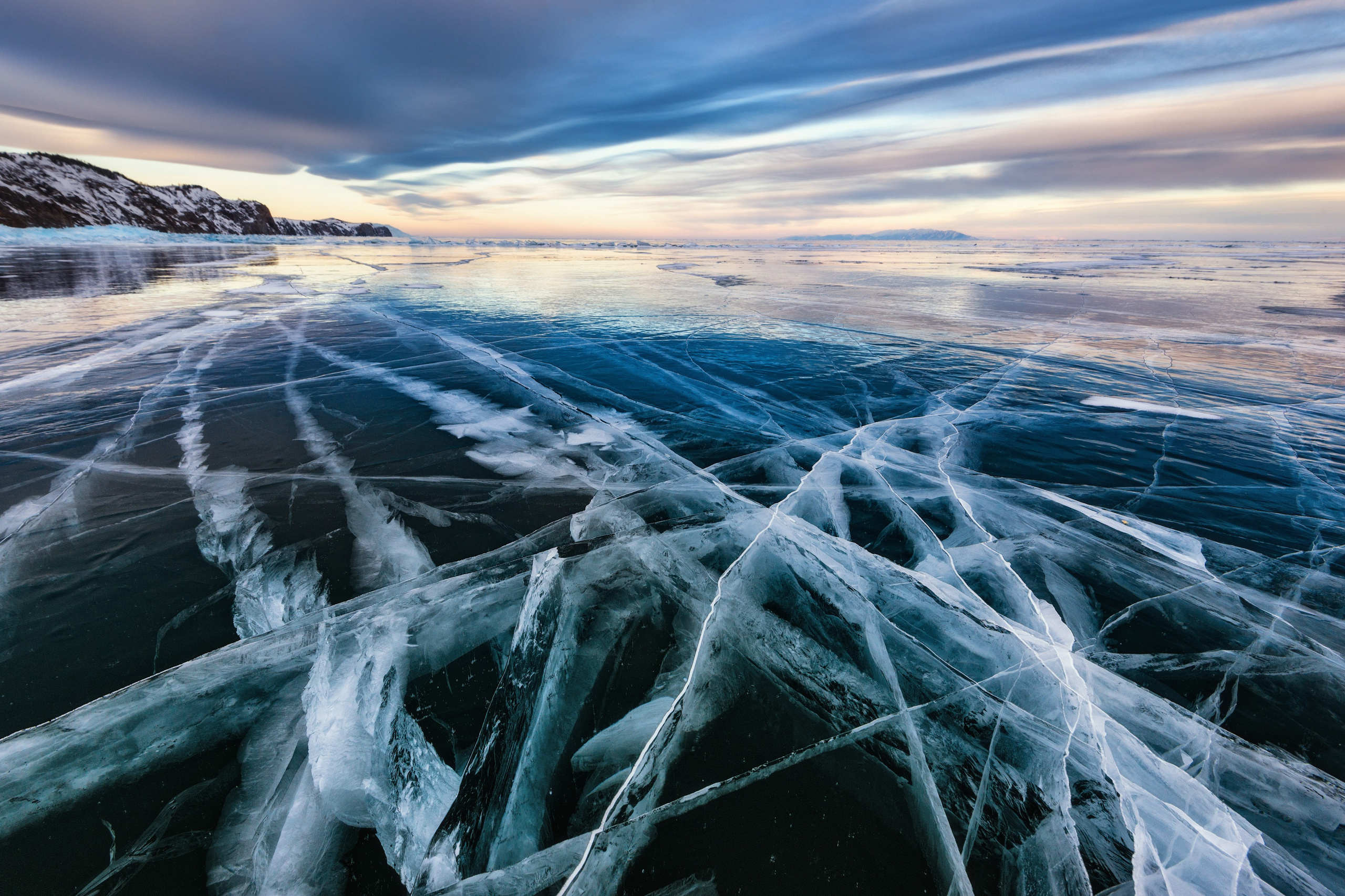 Озеро Байкал известно не только огромными запасами чистейшей пресной воды, но и своим идеально прозрачным льдом, местами достигающим толщины более метра. Когда первый раз наступаешь на лёд, возникает такое ощущение, что ходишь по тонкому стеклу, покрытому трещинами, а под ногами чёрная бездна.