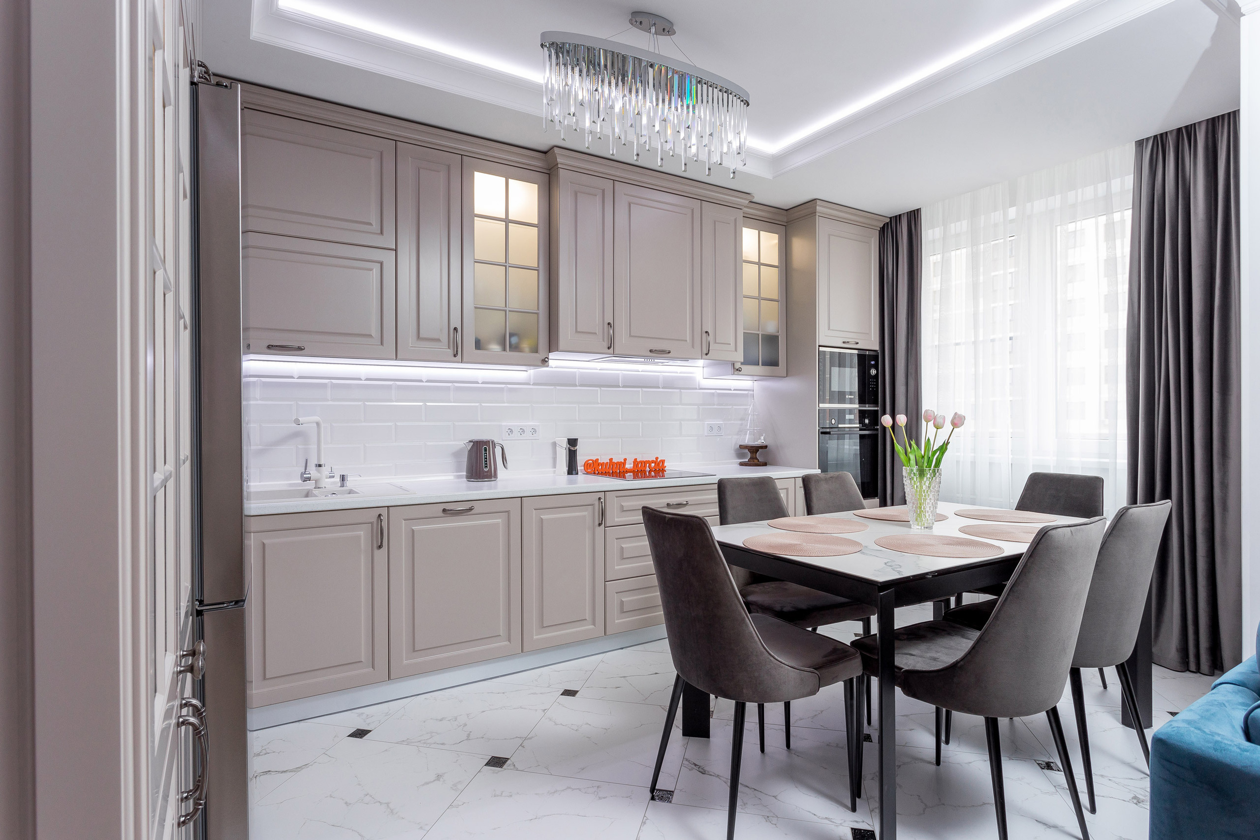 Интерьерная фотосъемка кухни для студии мебели в Краснодаре