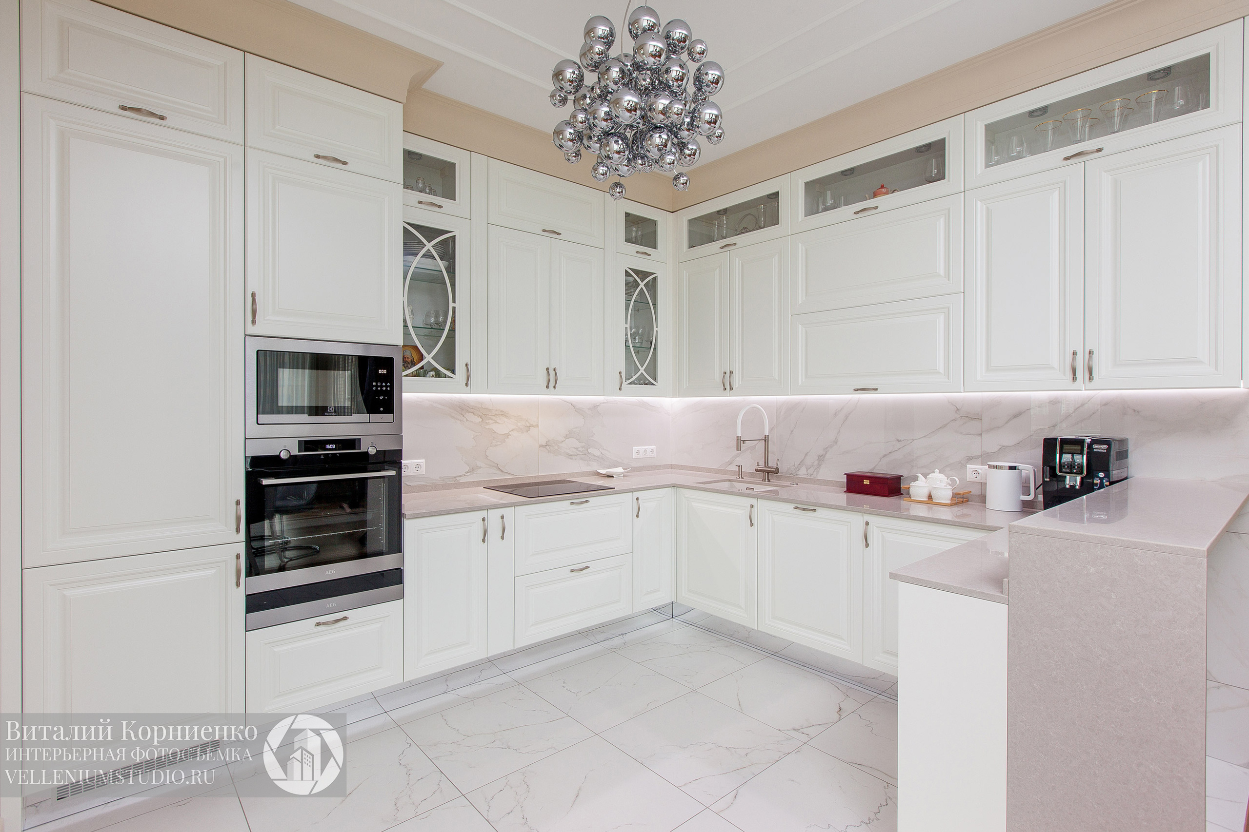 Кухня белая, шкаф, прихожая